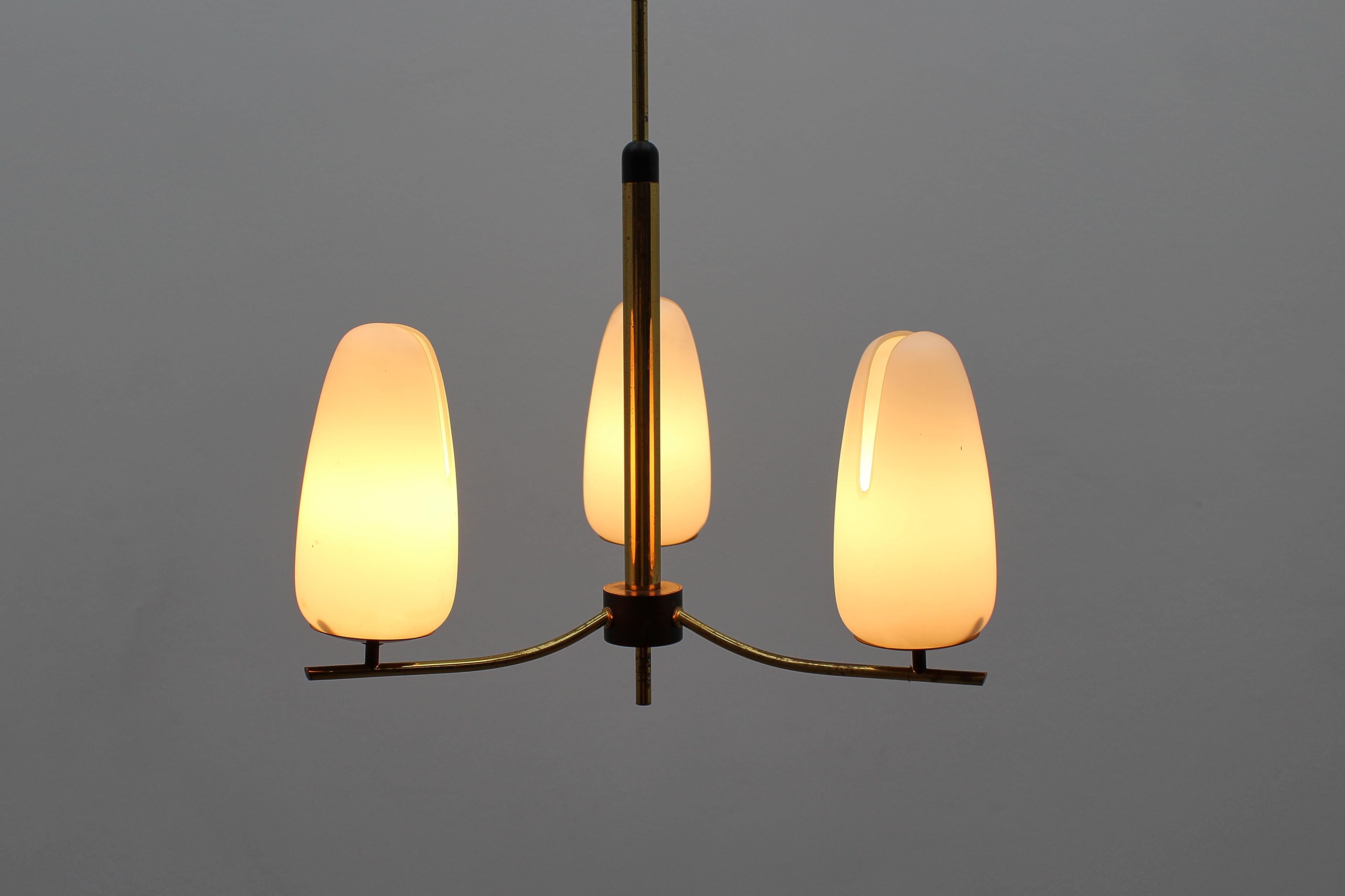 Lampadario in ottone e vetro opalino in stile Stilnovo di metà secolo, anni '50, Italia in vendita 3