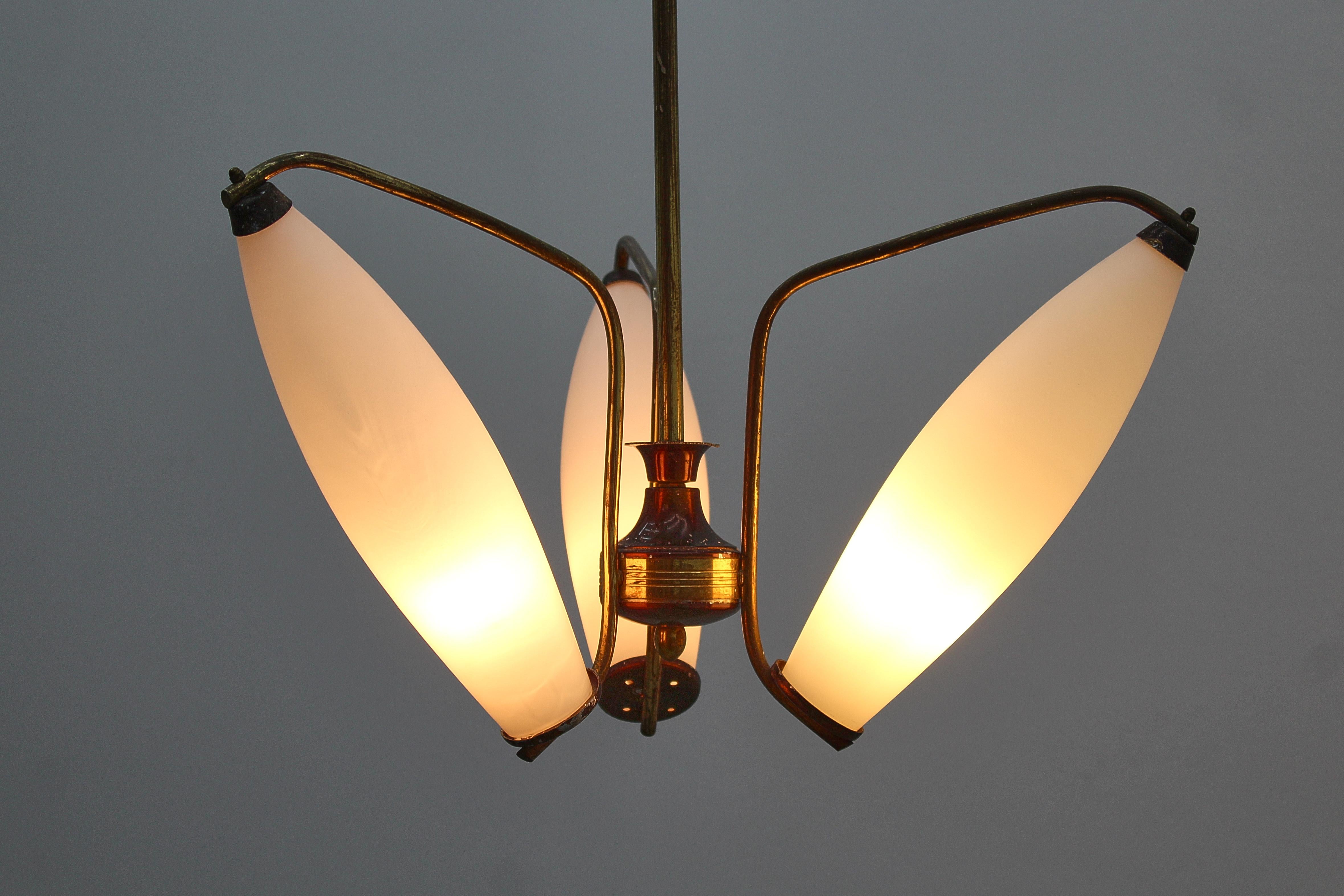 Lampadario in ottone e vetro opalino in stile Stilnovo di metà secolo, anni '50, Italia in vendita 3