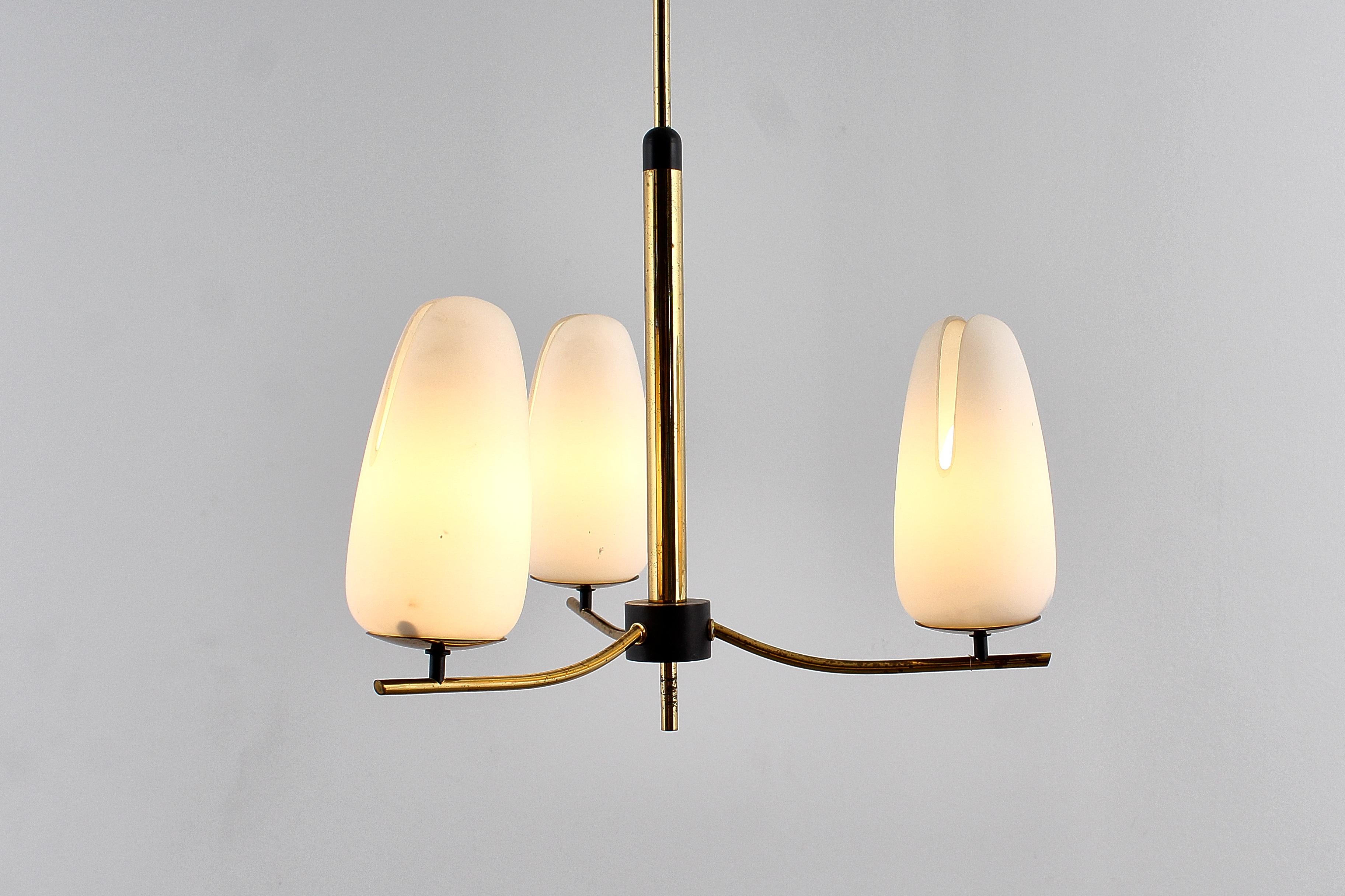 Lampadario in ottone e vetro opalino in stile Stilnovo di metà secolo, anni '50, Italia in vendita 4