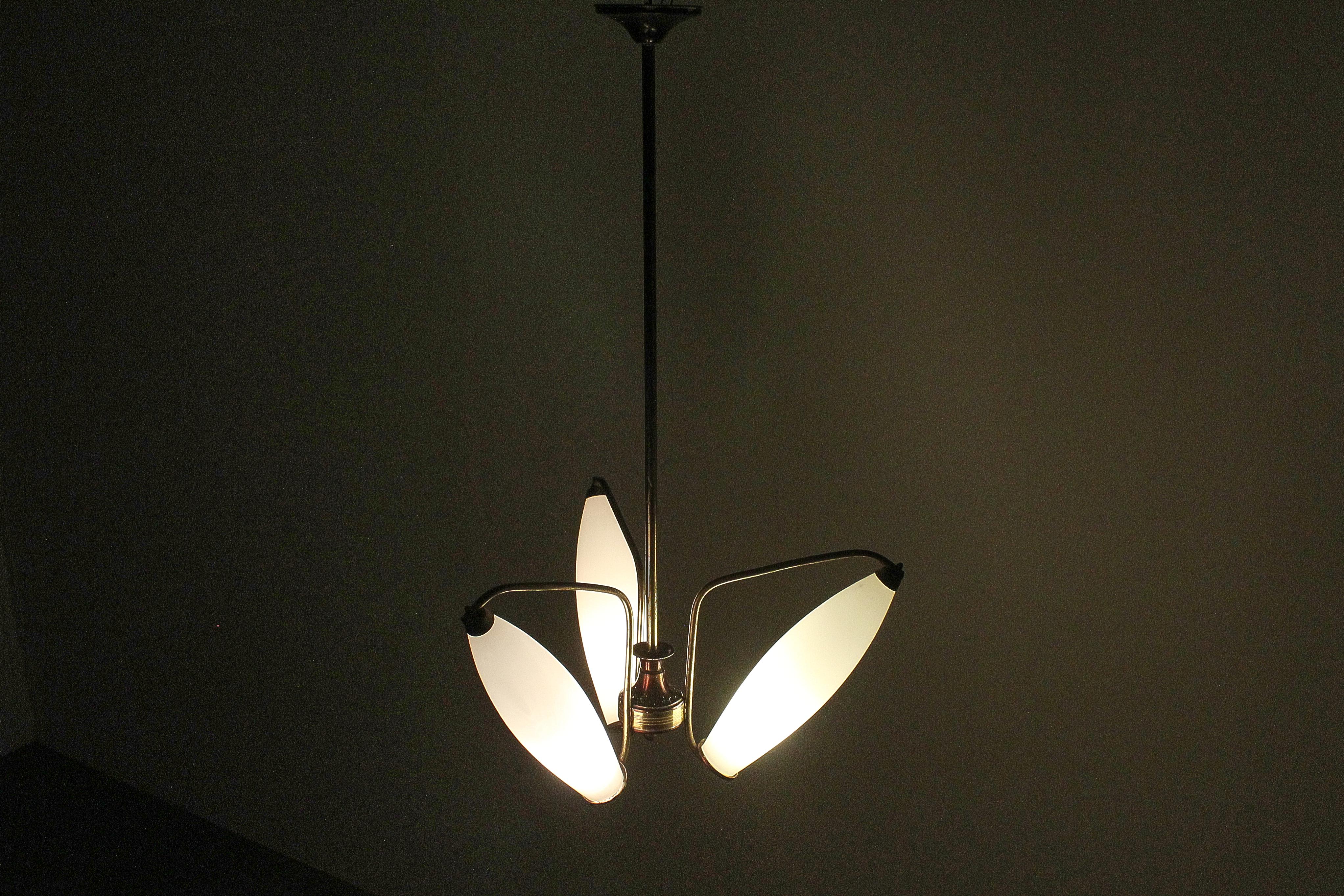 Lampadario in ottone e vetro opalino in stile Stilnovo di metà secolo, anni '50, Italia in vendita 4