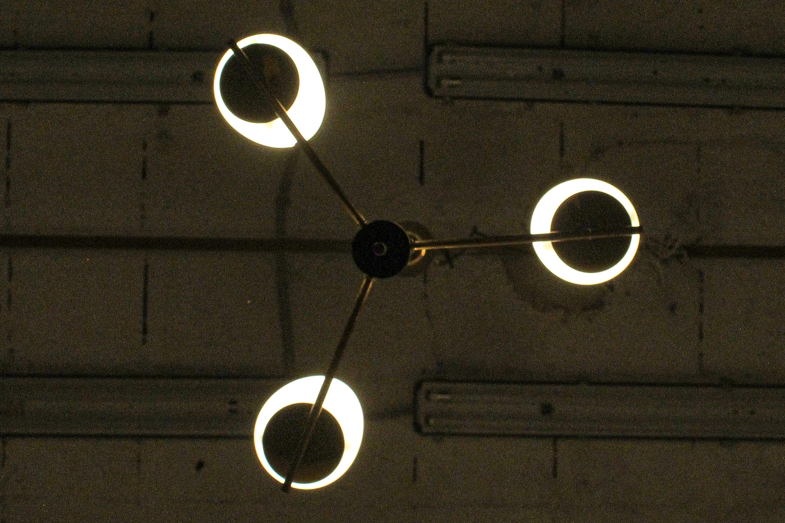 Lampadario in ottone e vetro opalino in stile Stilnovo di metà secolo, anni '50, Italia in vendita 5