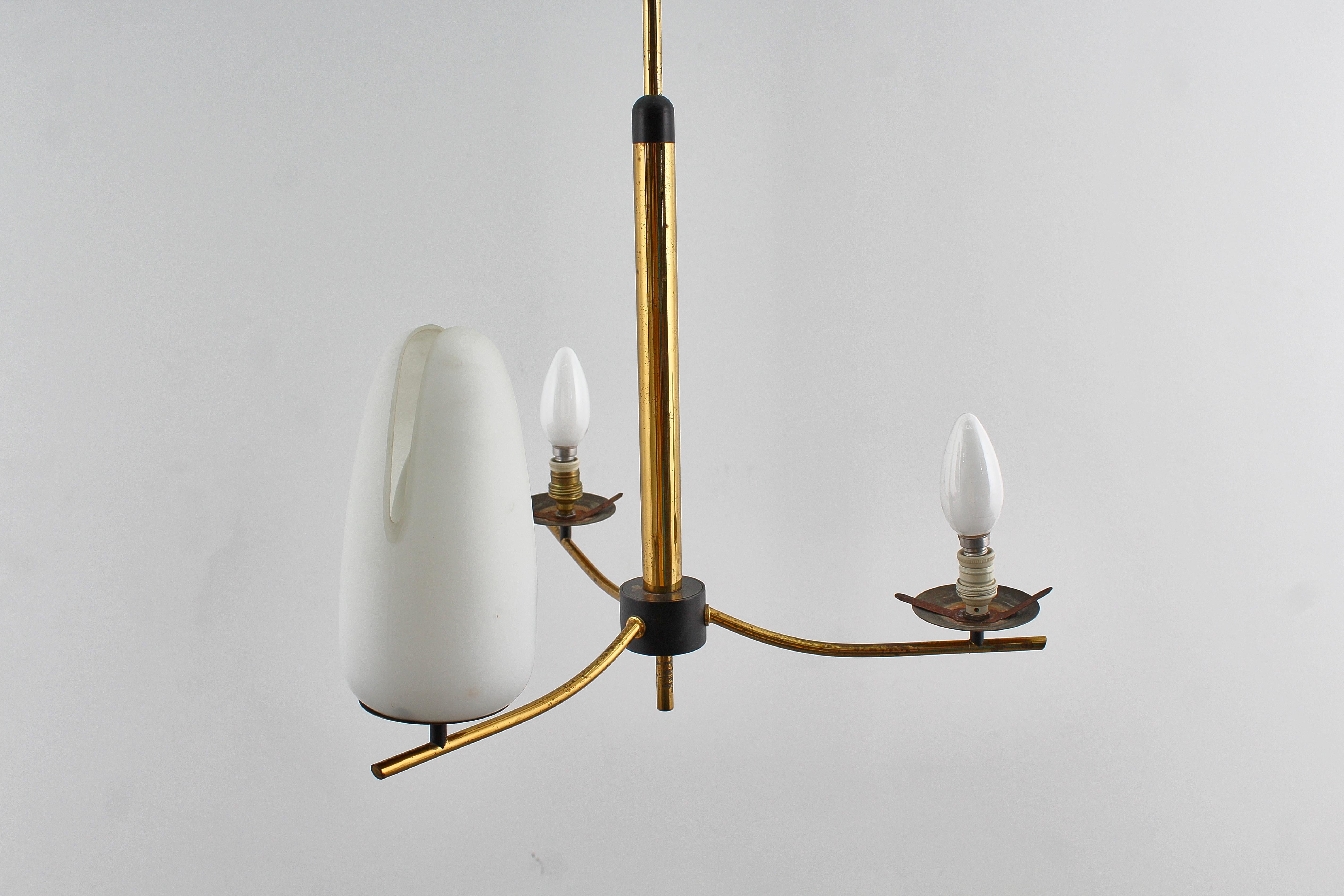 Lampadario in ottone e vetro opalino in stile Stilnovo di metà secolo, anni '50, Italia in vendita 6