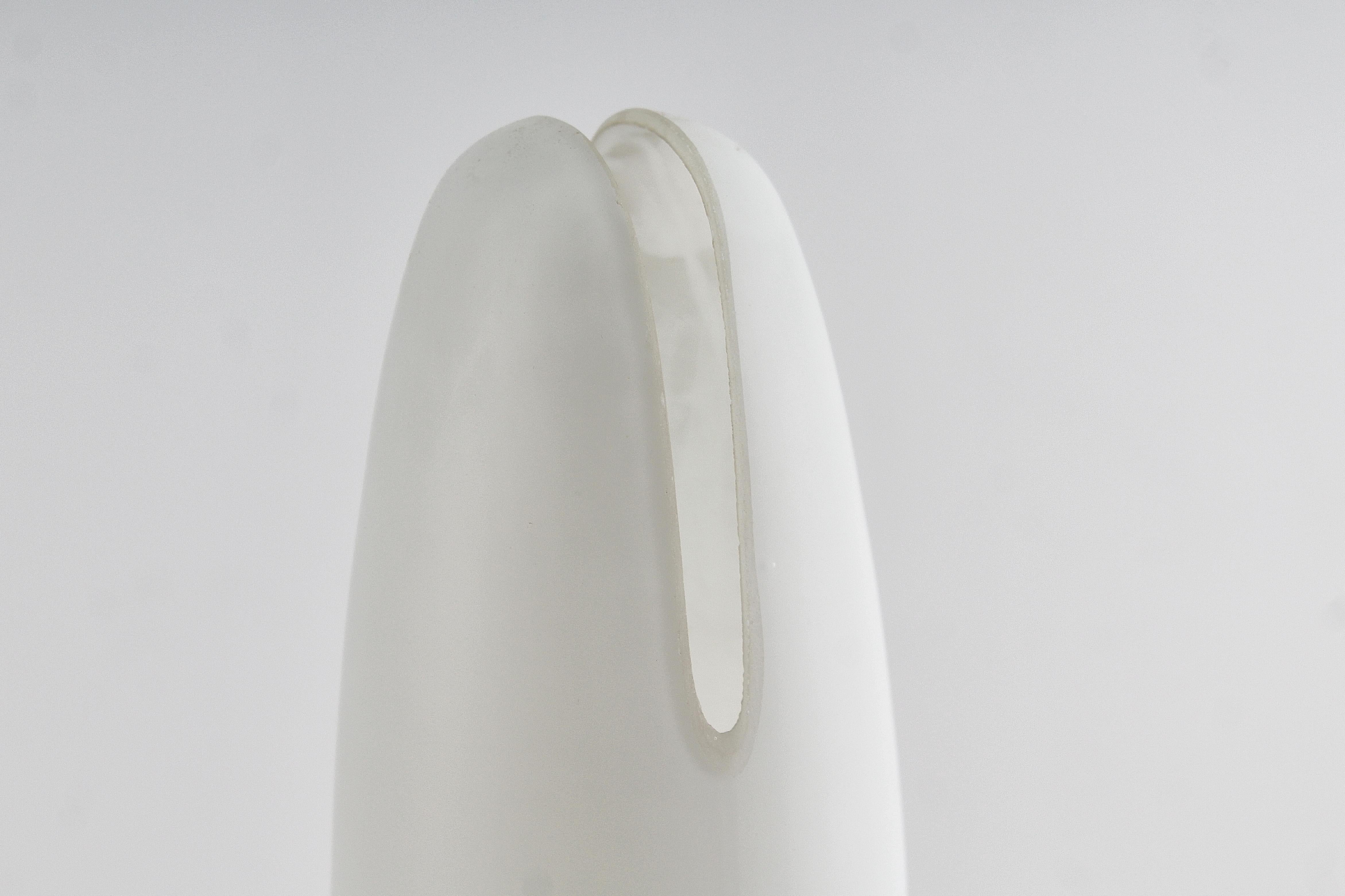 Lampadario in ottone e vetro opalino in stile Stilnovo di metà secolo, anni '50, Italia in vendita 8