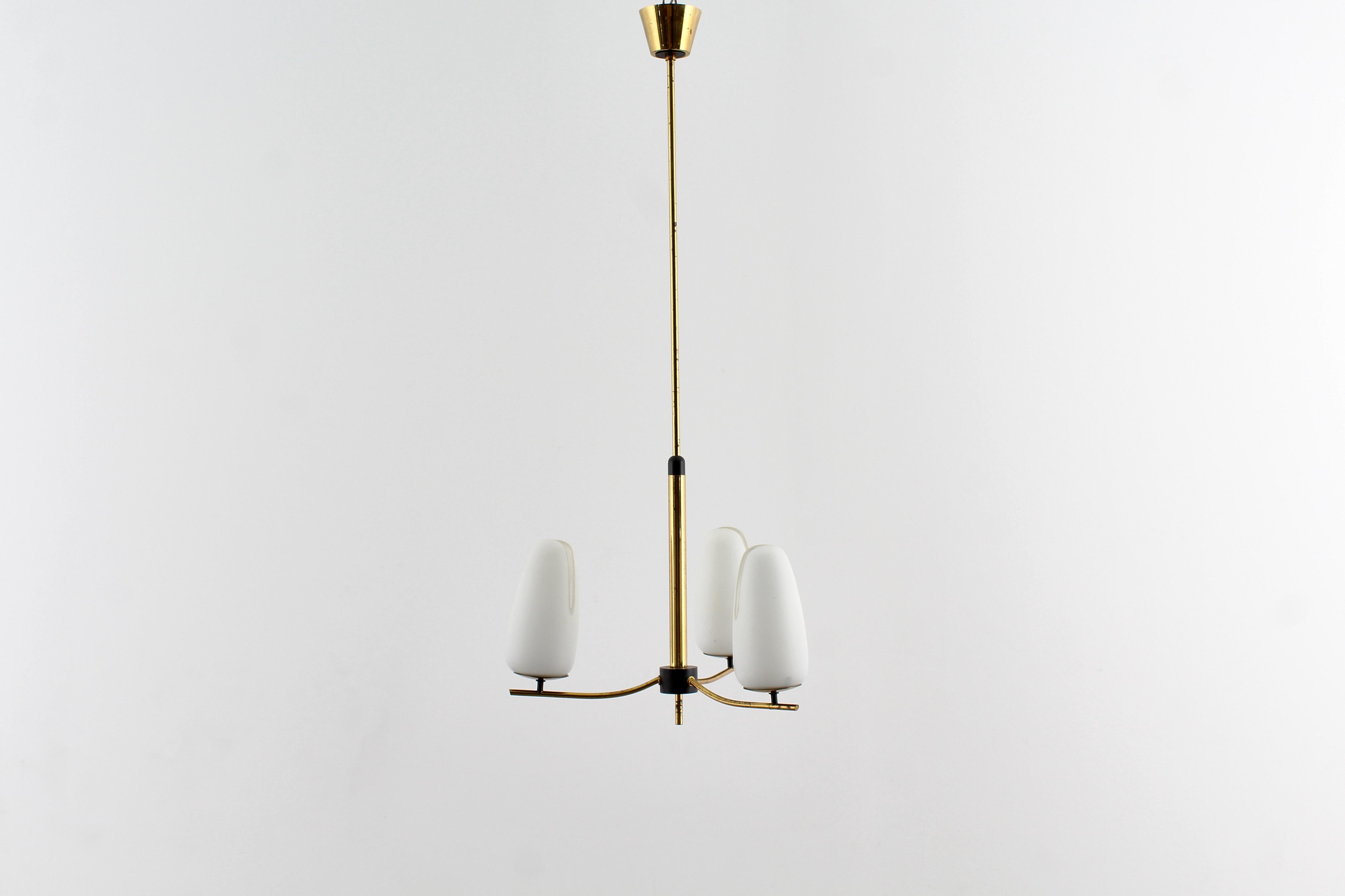 Mid-Century moderno Lampadario in ottone e vetro opalino in stile Stilnovo di metà secolo, anni '50, Italia in vendita