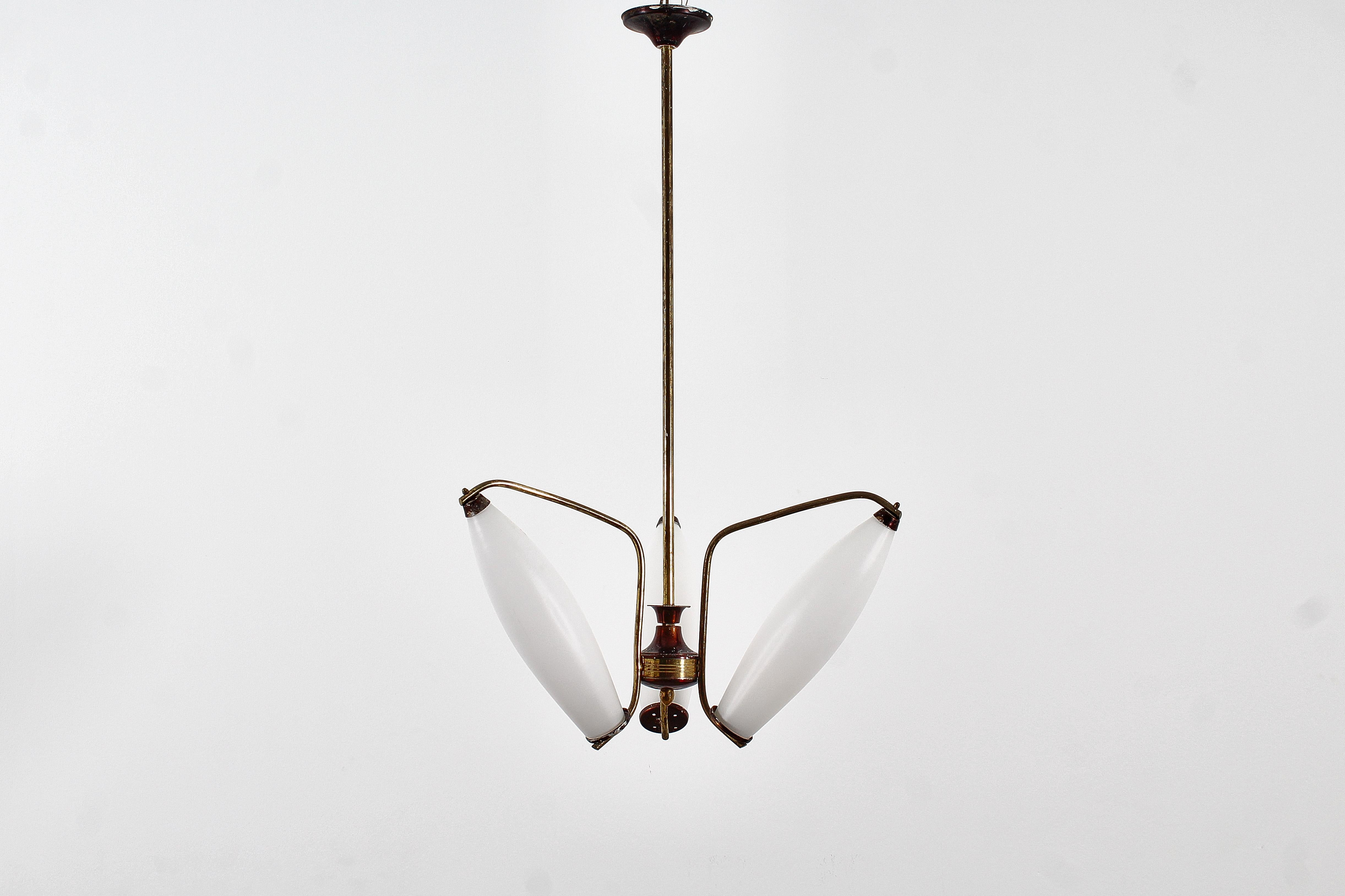 Mid-Century moderno Lampadario in ottone e vetro opalino in stile Stilnovo di metà secolo, anni '50, Italia in vendita