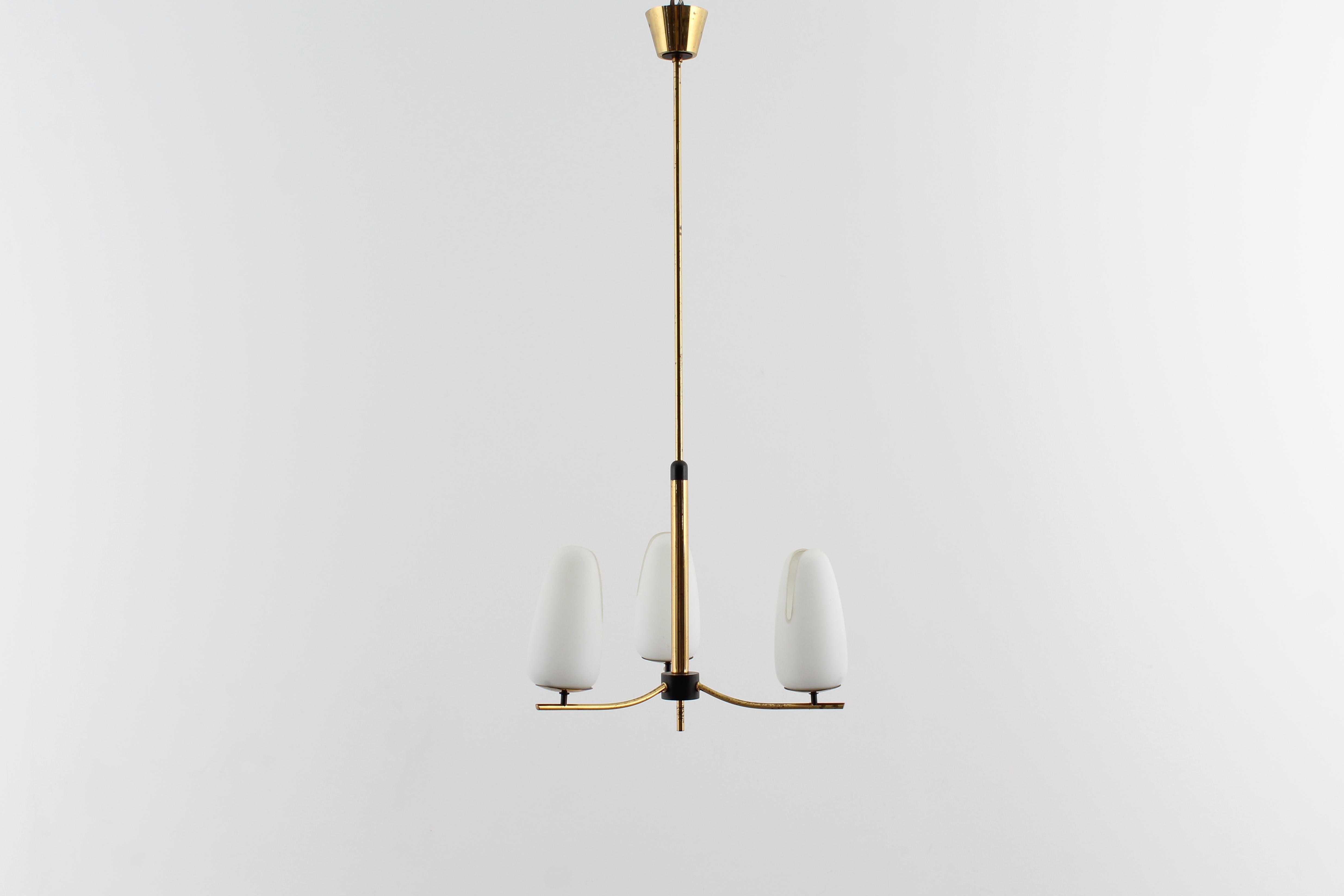 Italiano Lampadario in ottone e vetro opalino in stile Stilnovo di metà secolo, anni '50, Italia in vendita