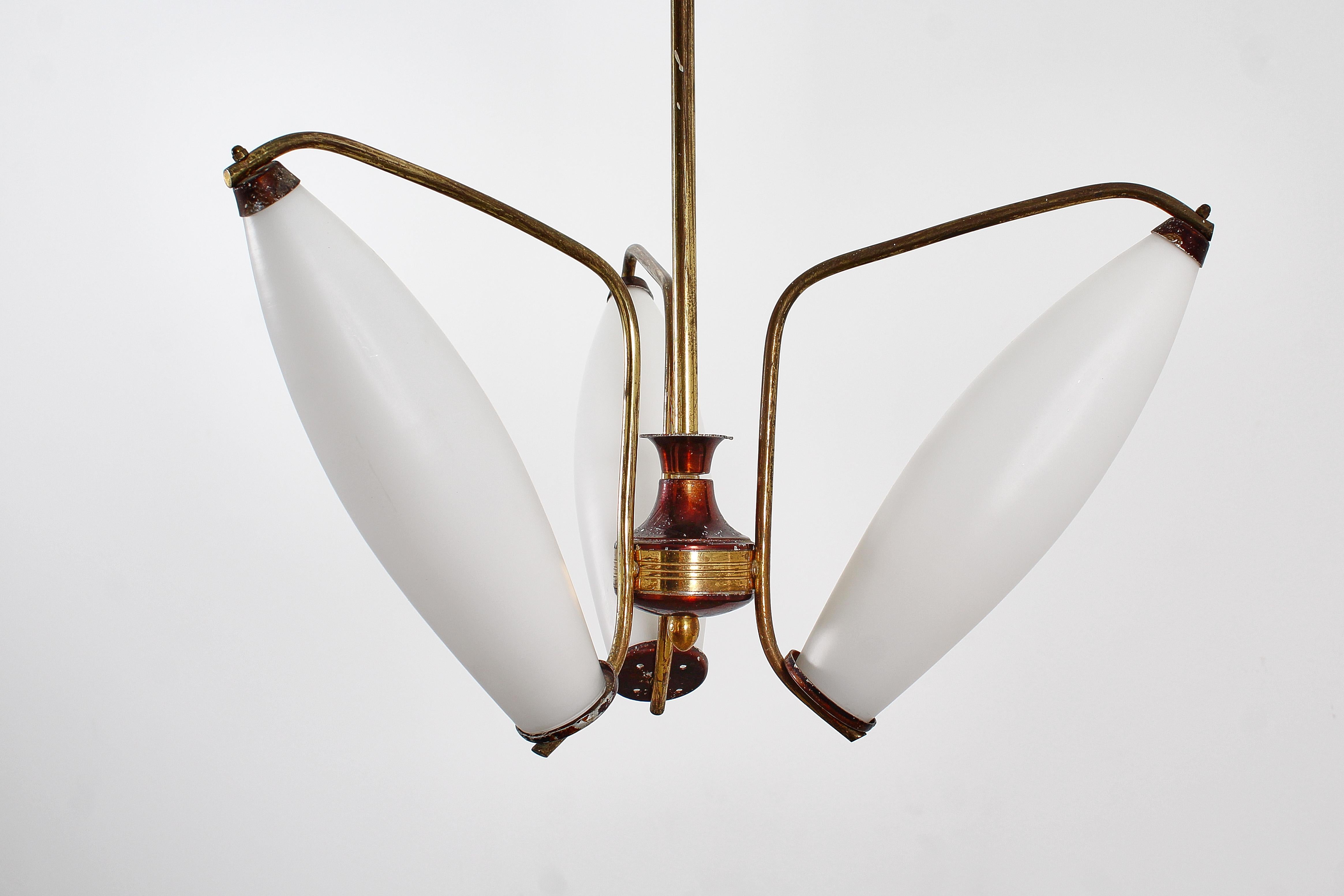 Italiano Lampadario in ottone e vetro opalino in stile Stilnovo di metà secolo, anni '50, Italia in vendita