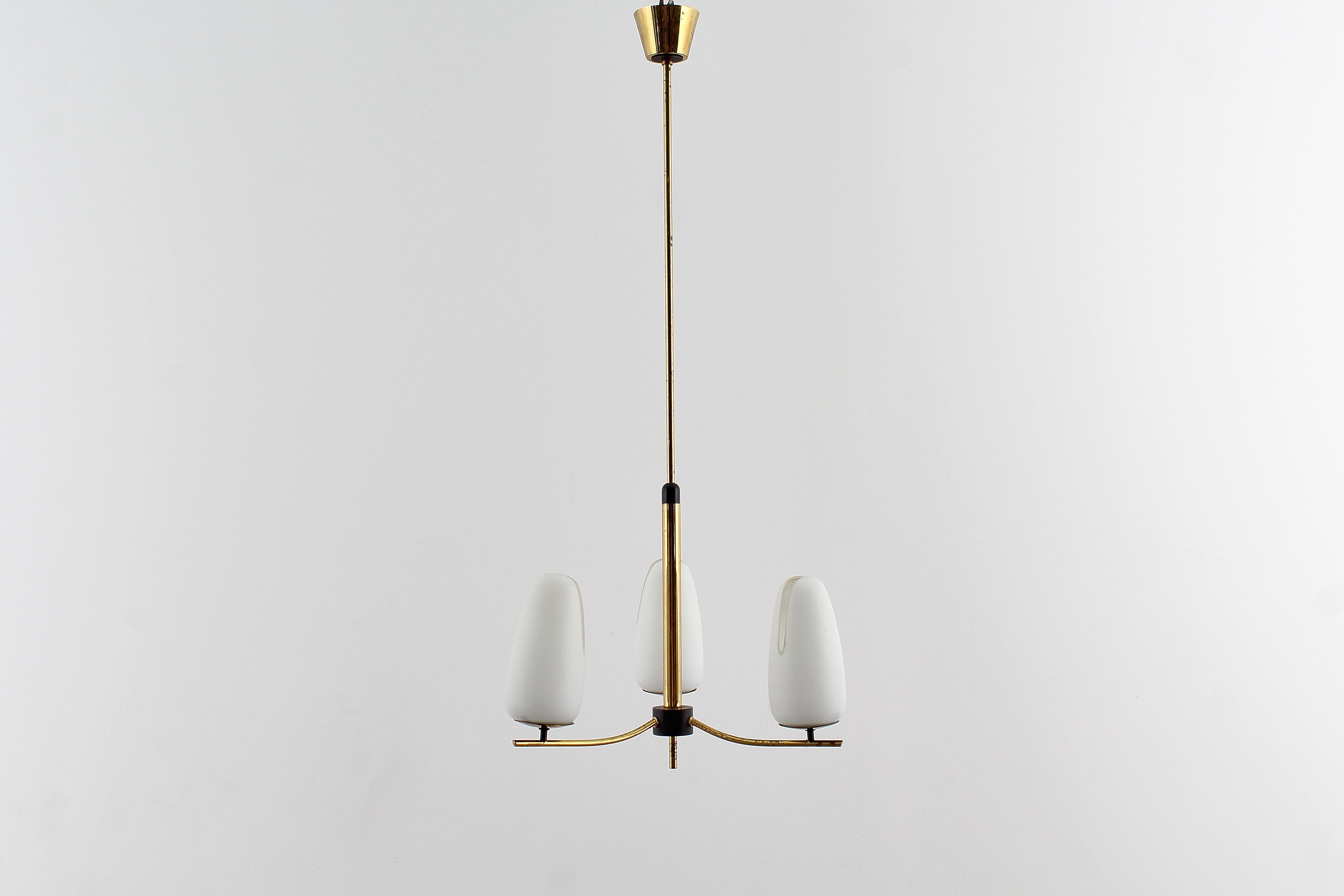 Lampadario in ottone e vetro opalino in stile Stilnovo di metà secolo, anni '50, Italia In condizioni buone in vendita a Palermo, IT