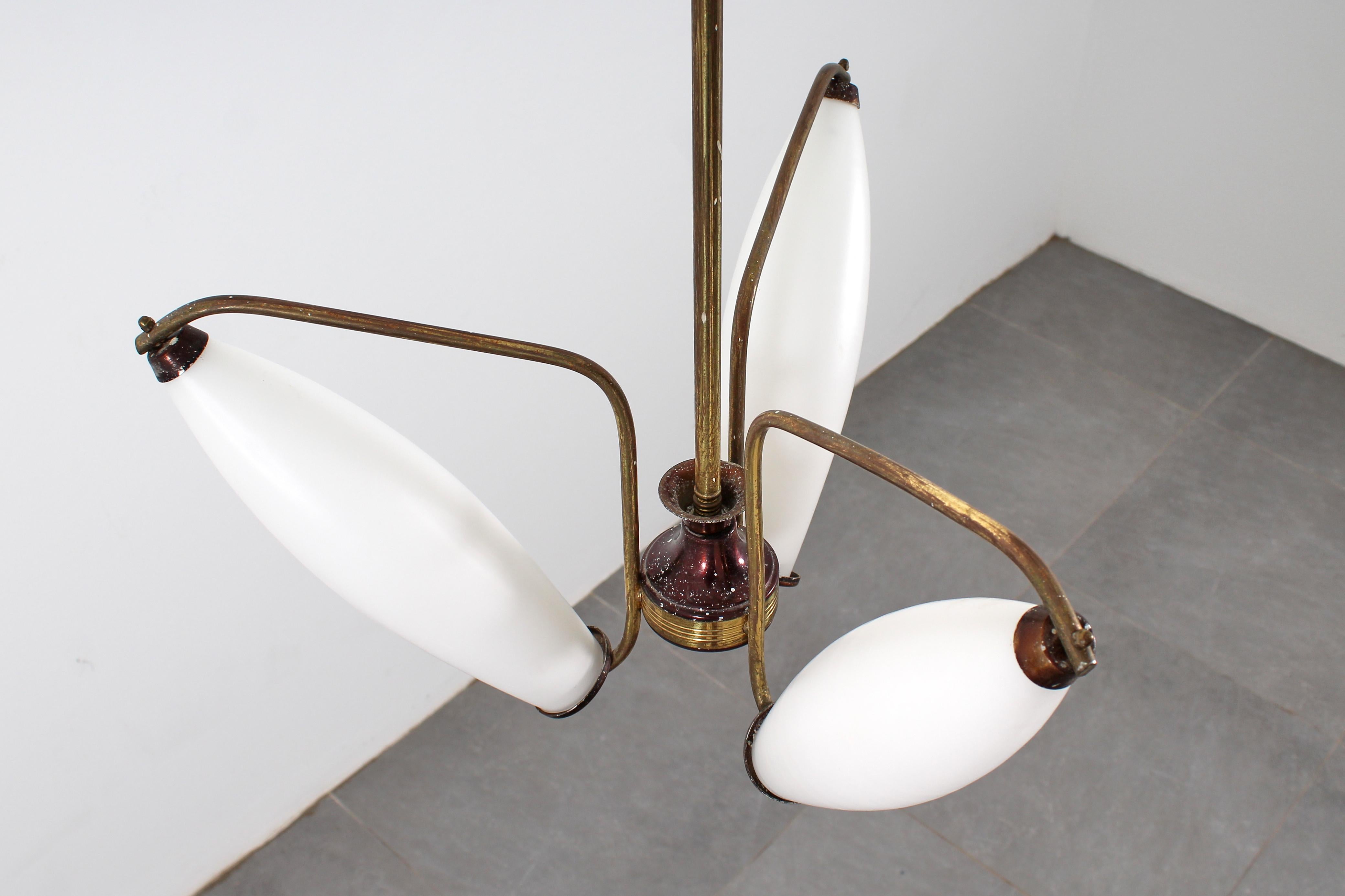 Lampadario in ottone e vetro opalino in stile Stilnovo di metà secolo, anni '50, Italia In condizioni buone in vendita a Palermo, IT
