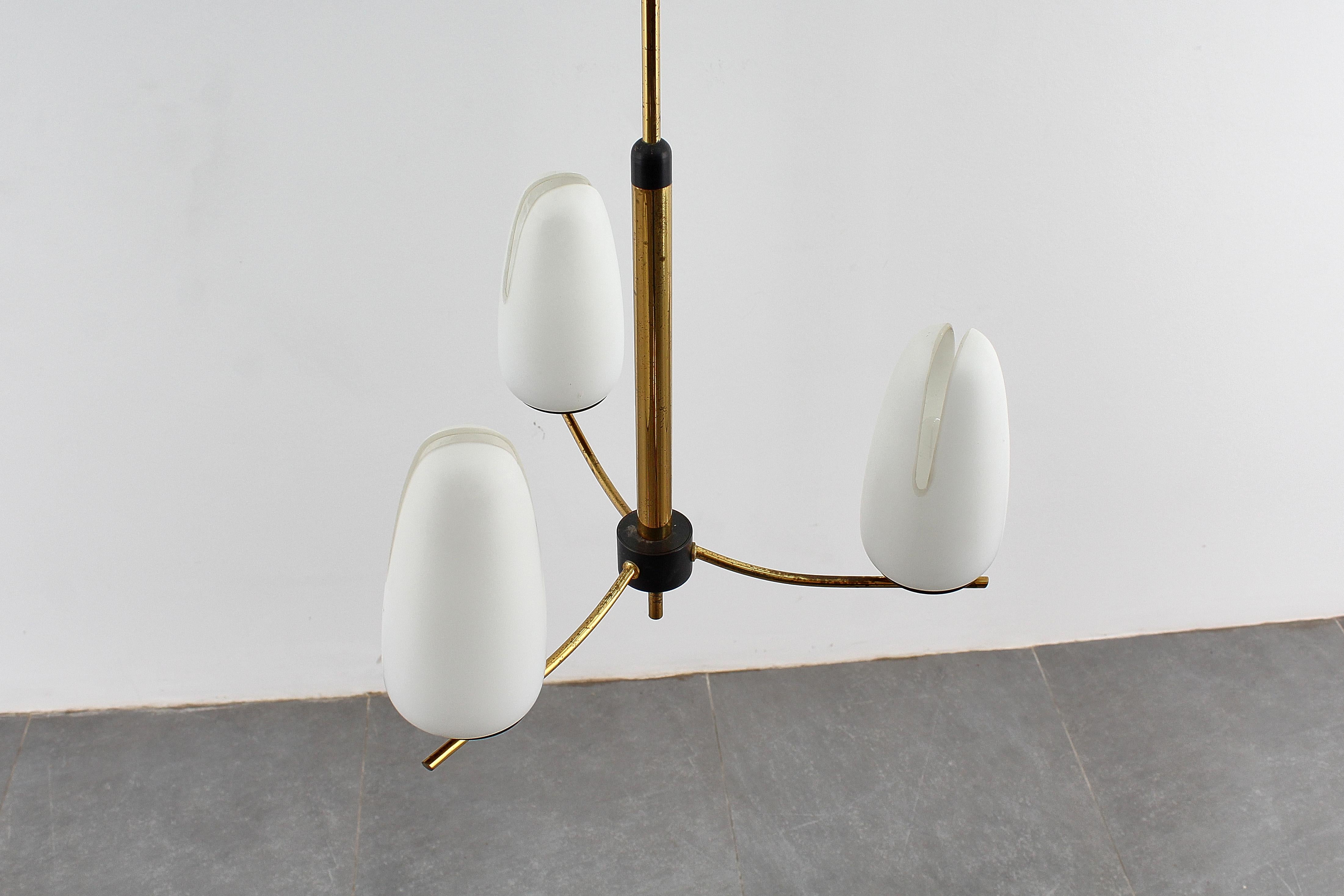 Metà XX secolo Lampadario in ottone e vetro opalino in stile Stilnovo di metà secolo, anni '50, Italia in vendita