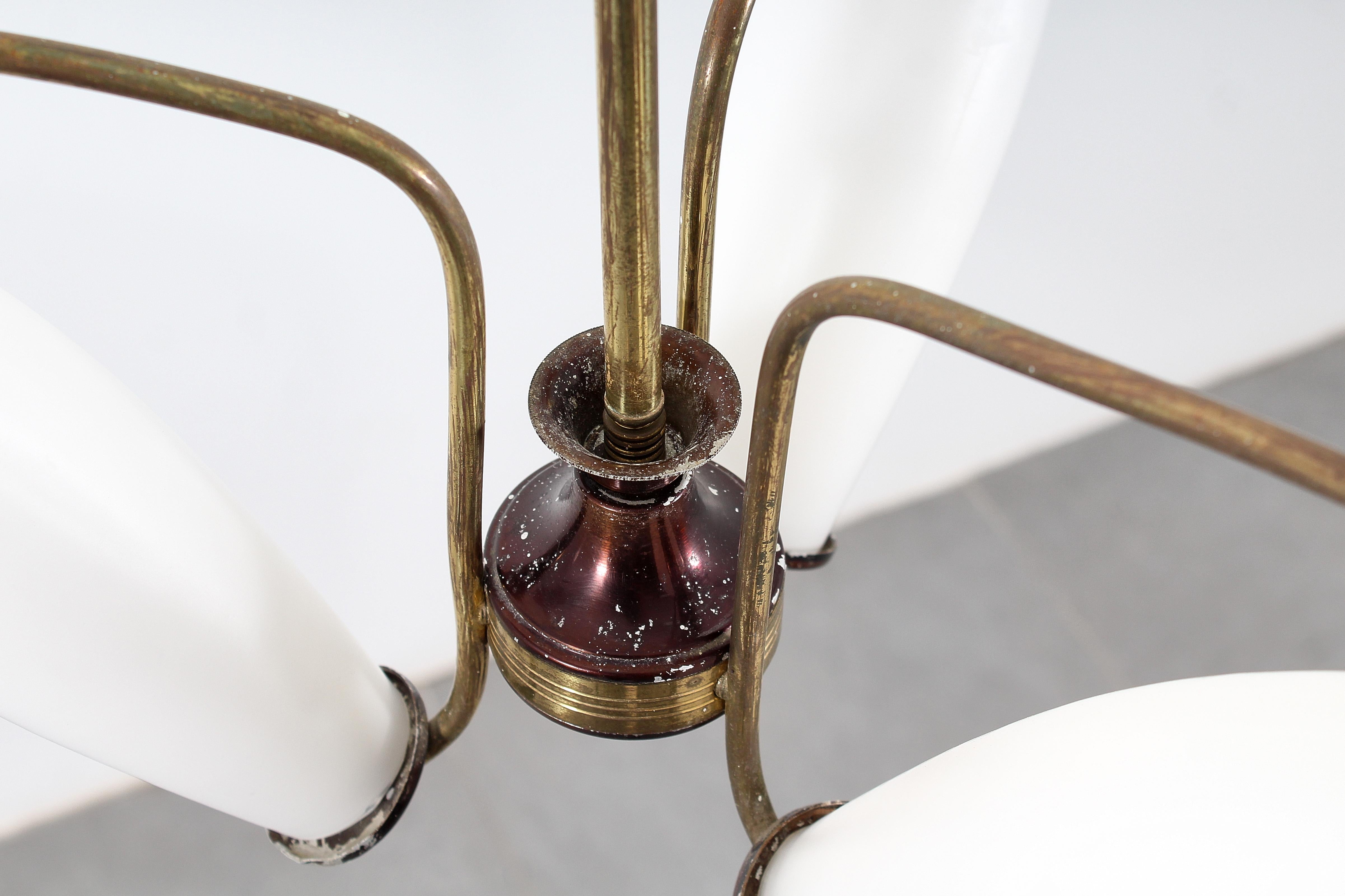 Metà XX secolo Lampadario in ottone e vetro opalino in stile Stilnovo di metà secolo, anni '50, Italia in vendita