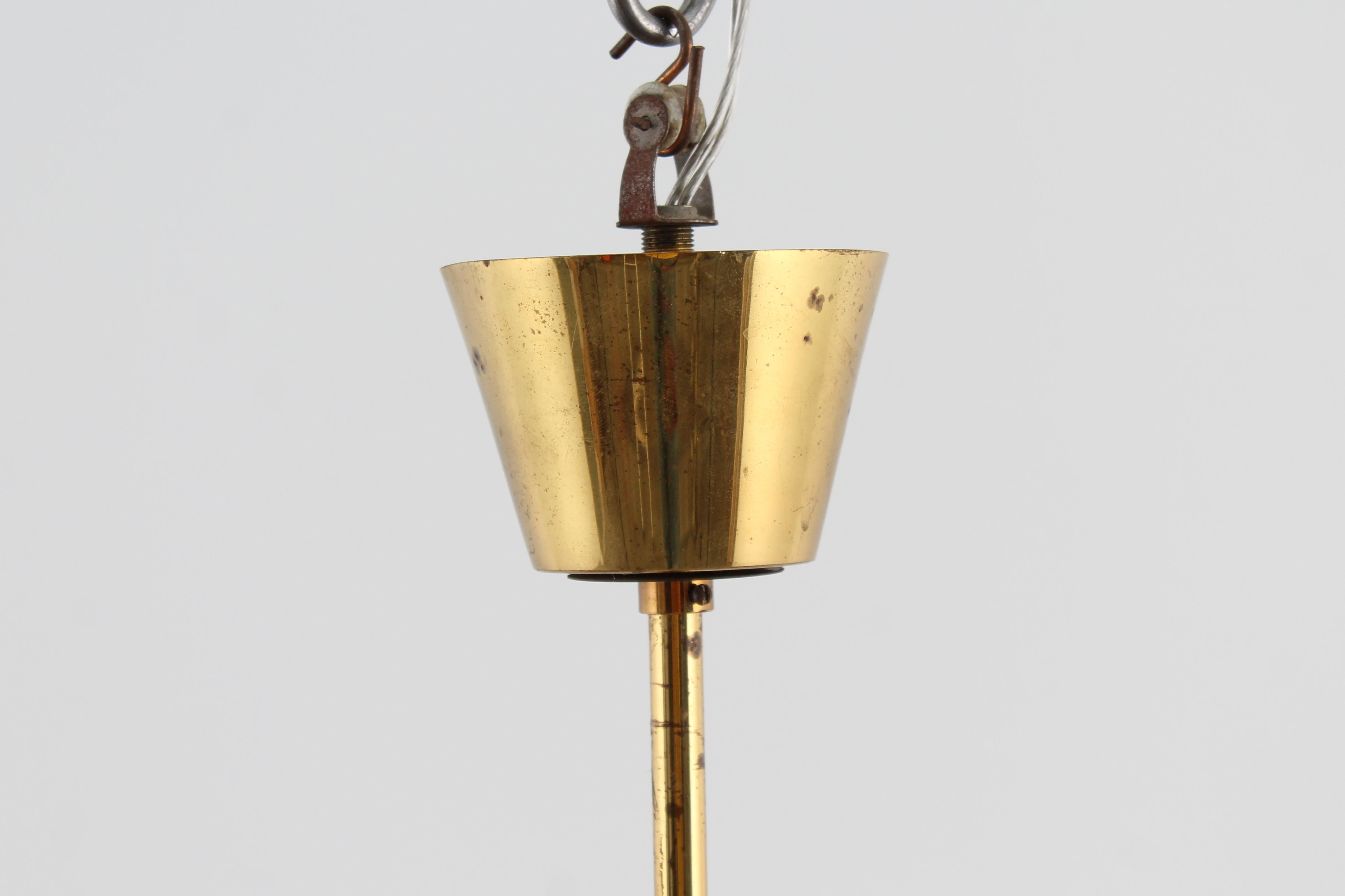 Metallo Lampadario in ottone e vetro opalino in stile Stilnovo di metà secolo, anni '50, Italia in vendita