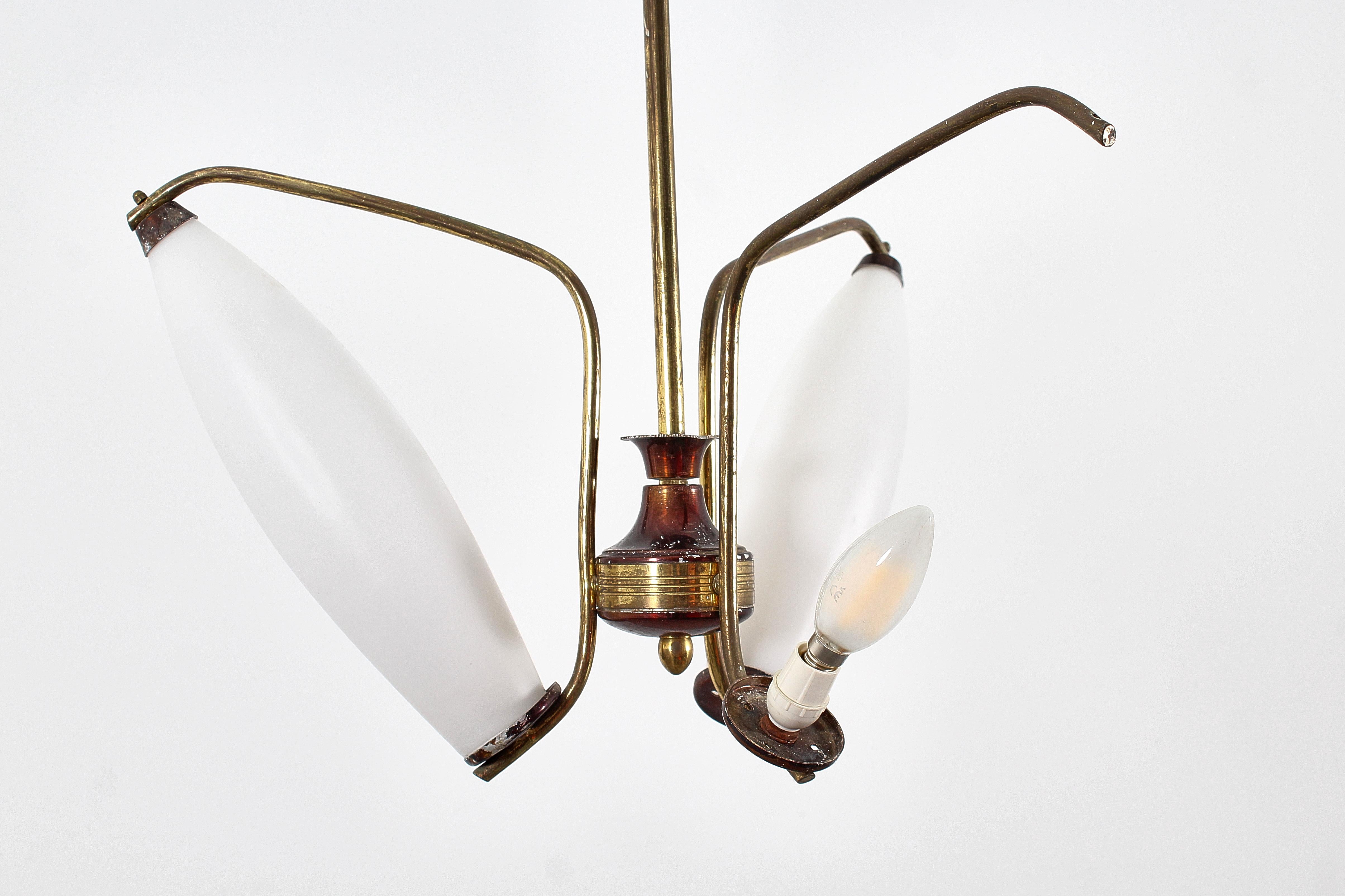 Metallo Lampadario in ottone e vetro opalino in stile Stilnovo di metà secolo, anni '50, Italia in vendita