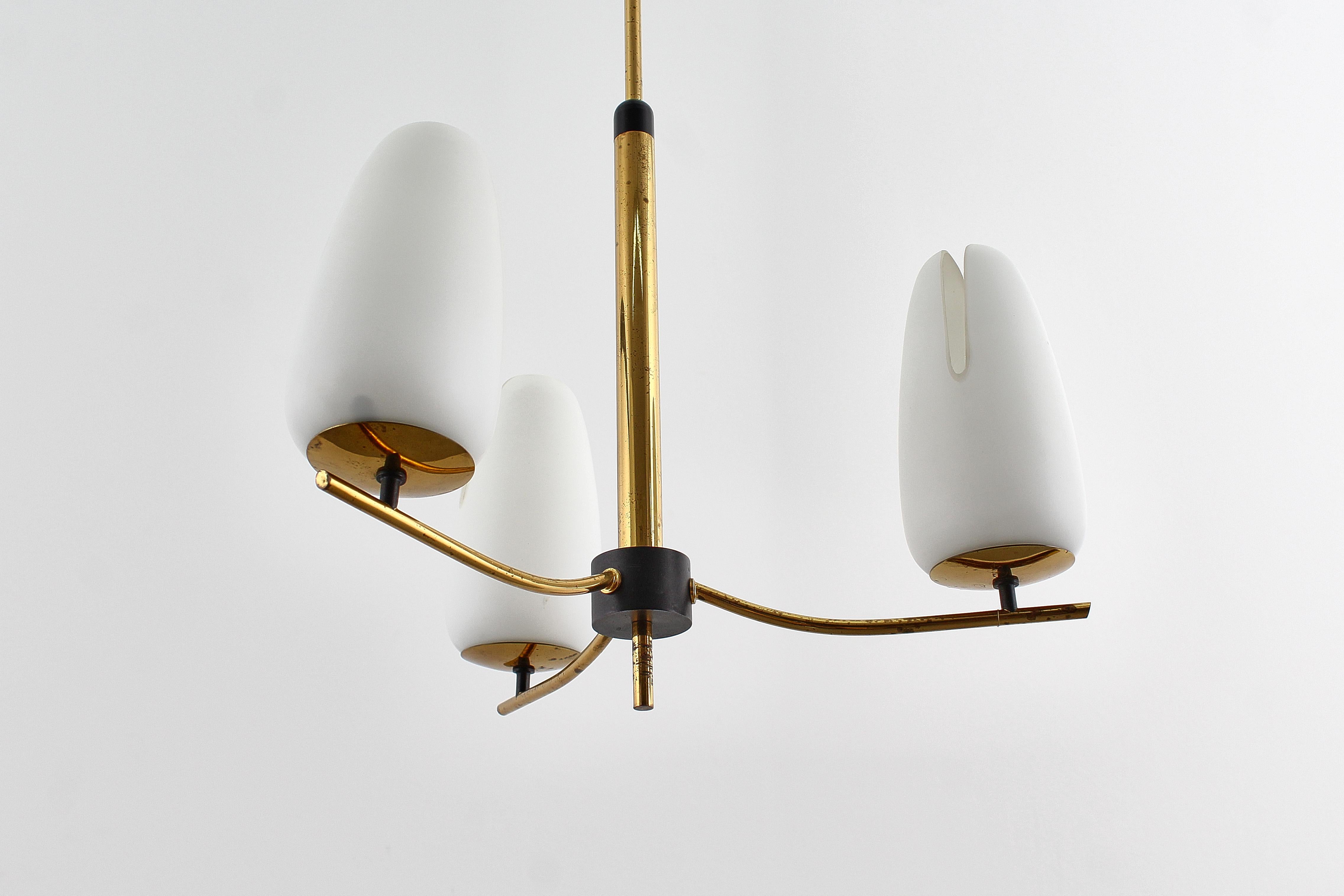 Lampadario in ottone e vetro opalino in stile Stilnovo di metà secolo, anni '50, Italia in vendita 1