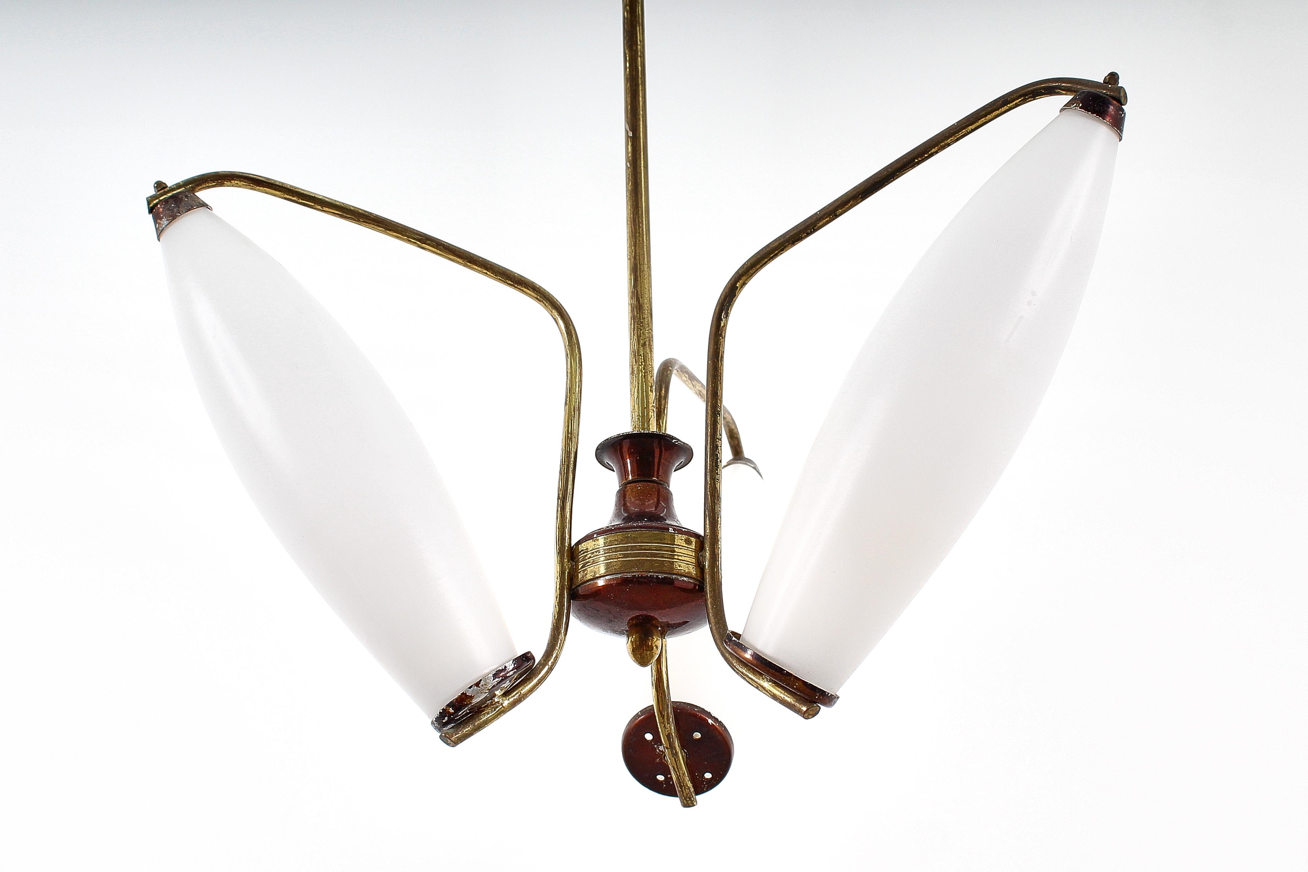 Lampadario in ottone e vetro opalino in stile Stilnovo di metà secolo, anni '50, Italia in vendita 1