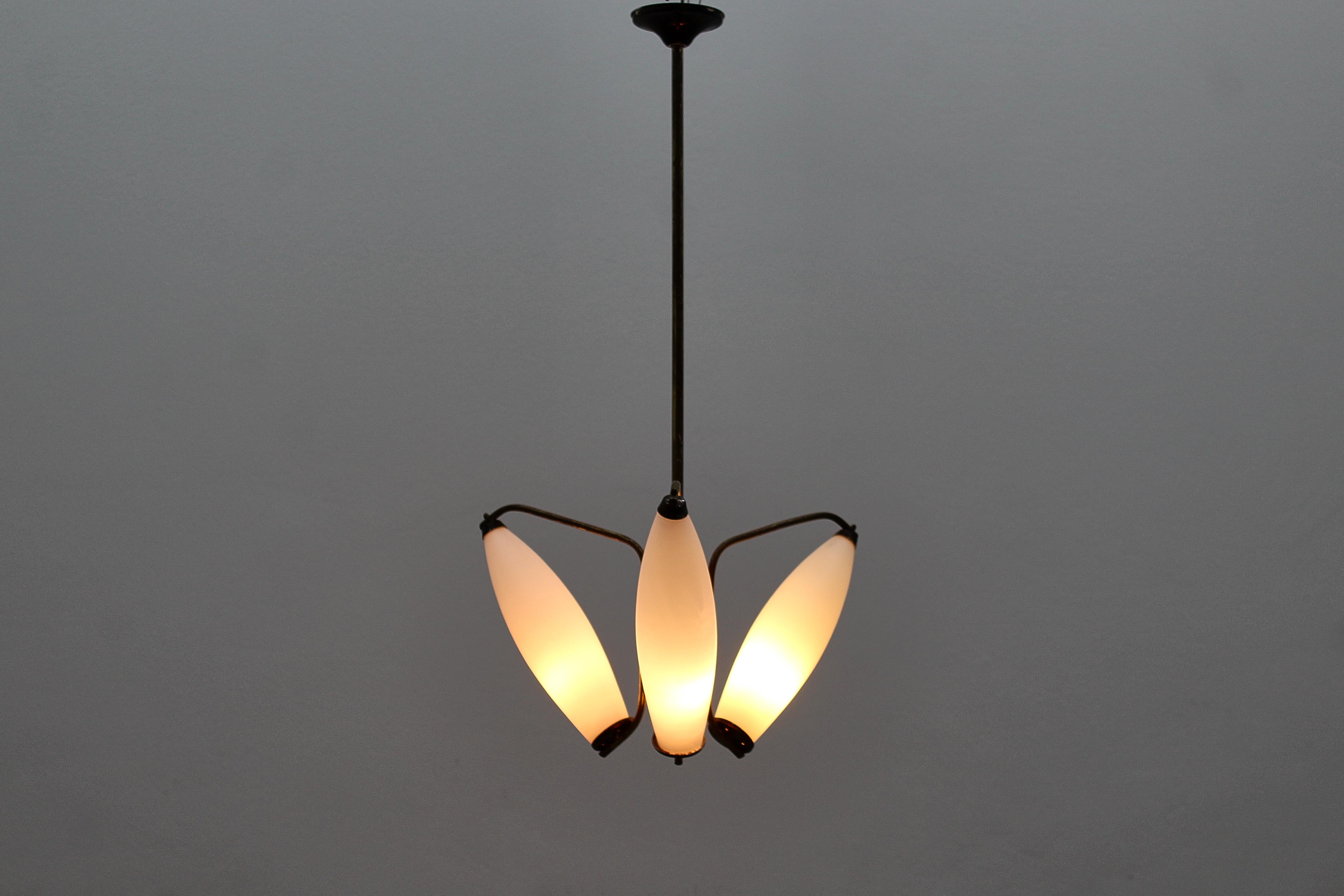 Lampadario in ottone e vetro opalino in stile Stilnovo di metà secolo, anni '50, Italia in vendita 2