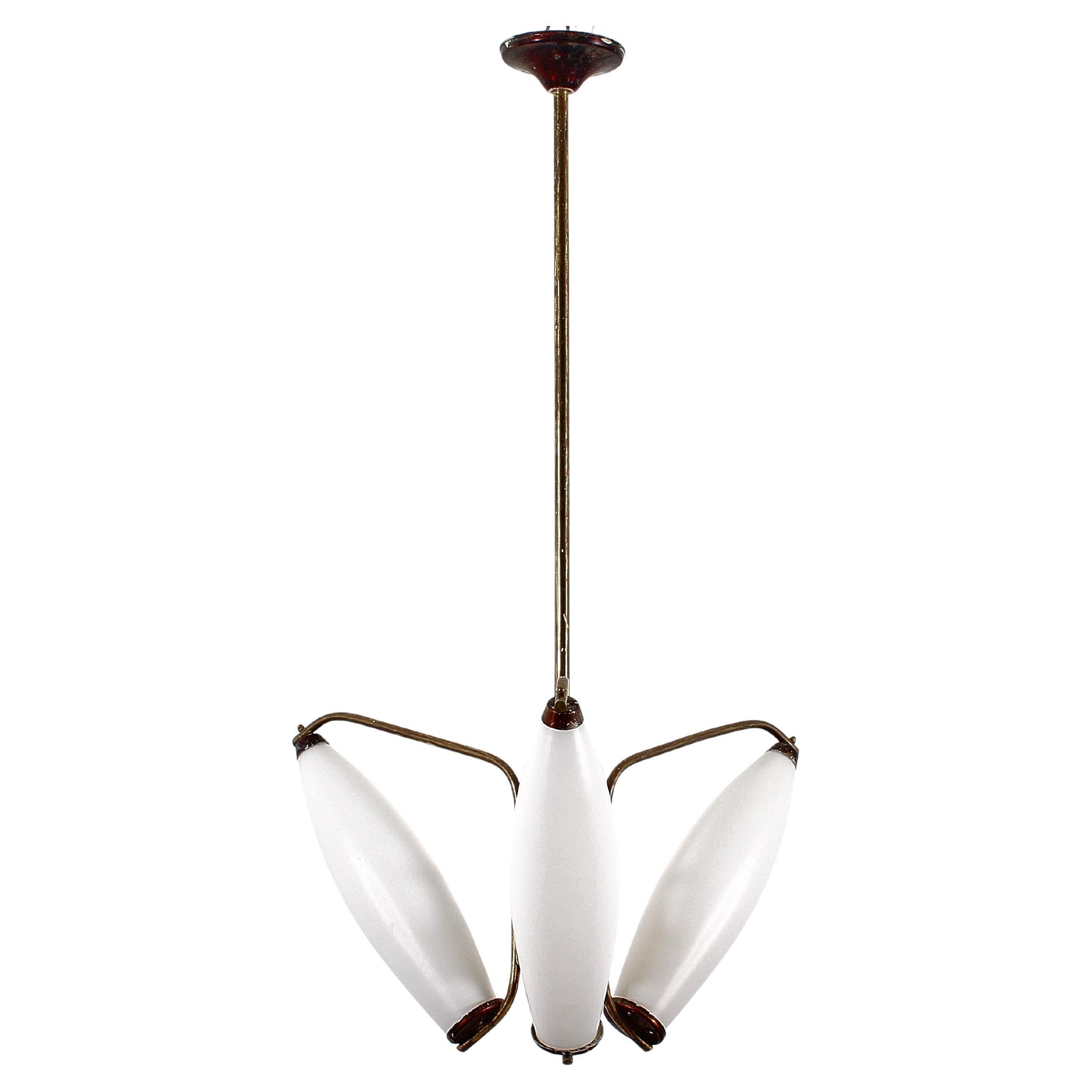 Lampadario in ottone e vetro opalino in stile Stilnovo di metà secolo, anni '50, Italia