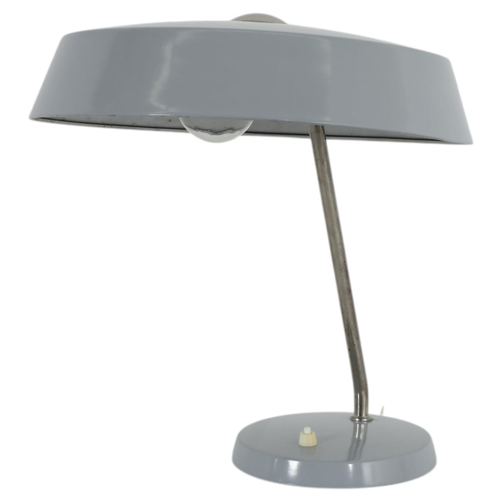 Lampe de bureau du milieu du siècle de style Stilnovo par V.E.B NARVA, émail gris clair