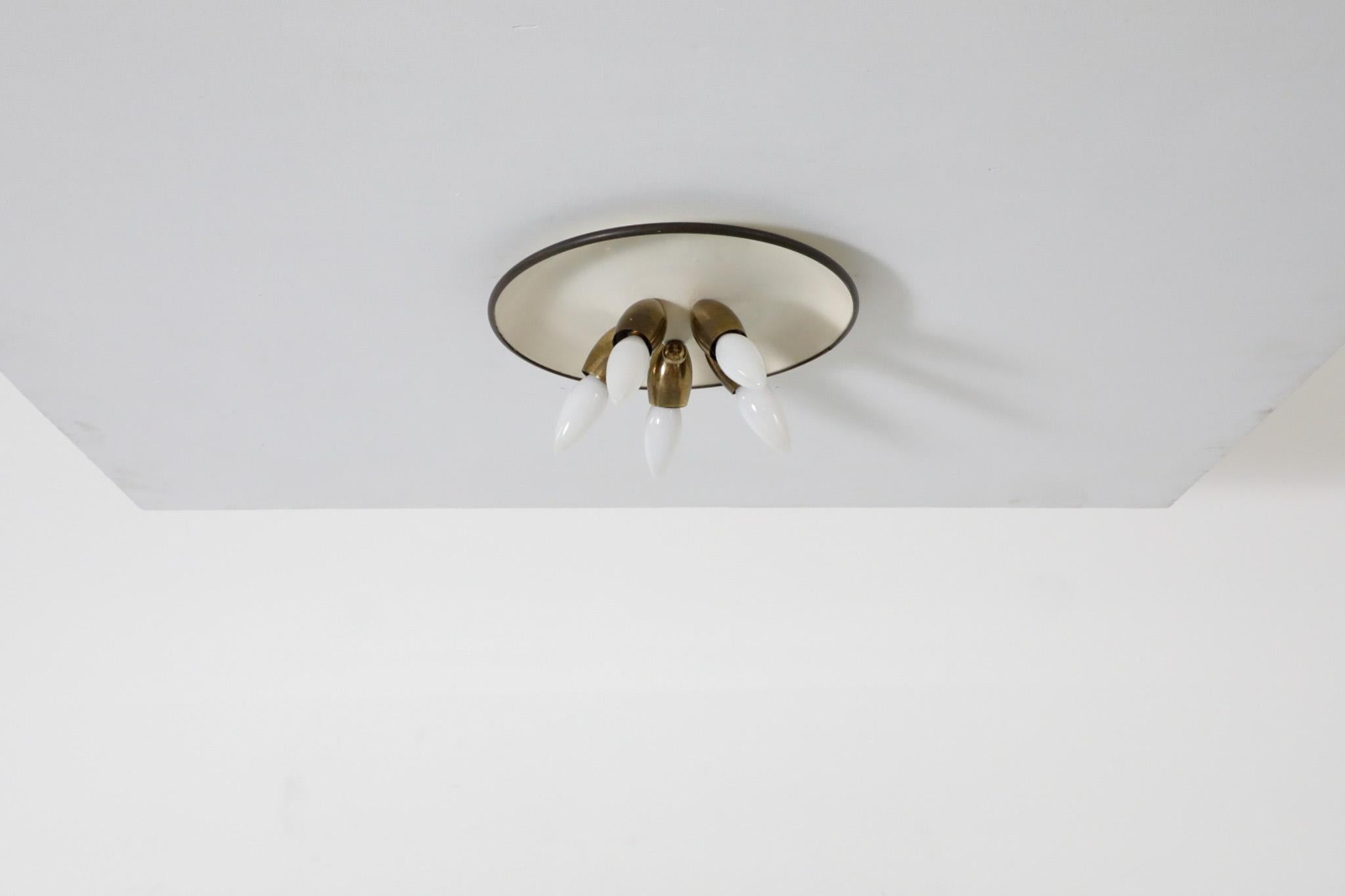 Magnifique suspension de plafond encastrée de style Stilnovo italien du milieu du siècle, avec cadre en métal émaillé blanc, cinq douilles de candélabre européen en laiton et bordures en laiton. En état d'origine avec une usure visible qui
