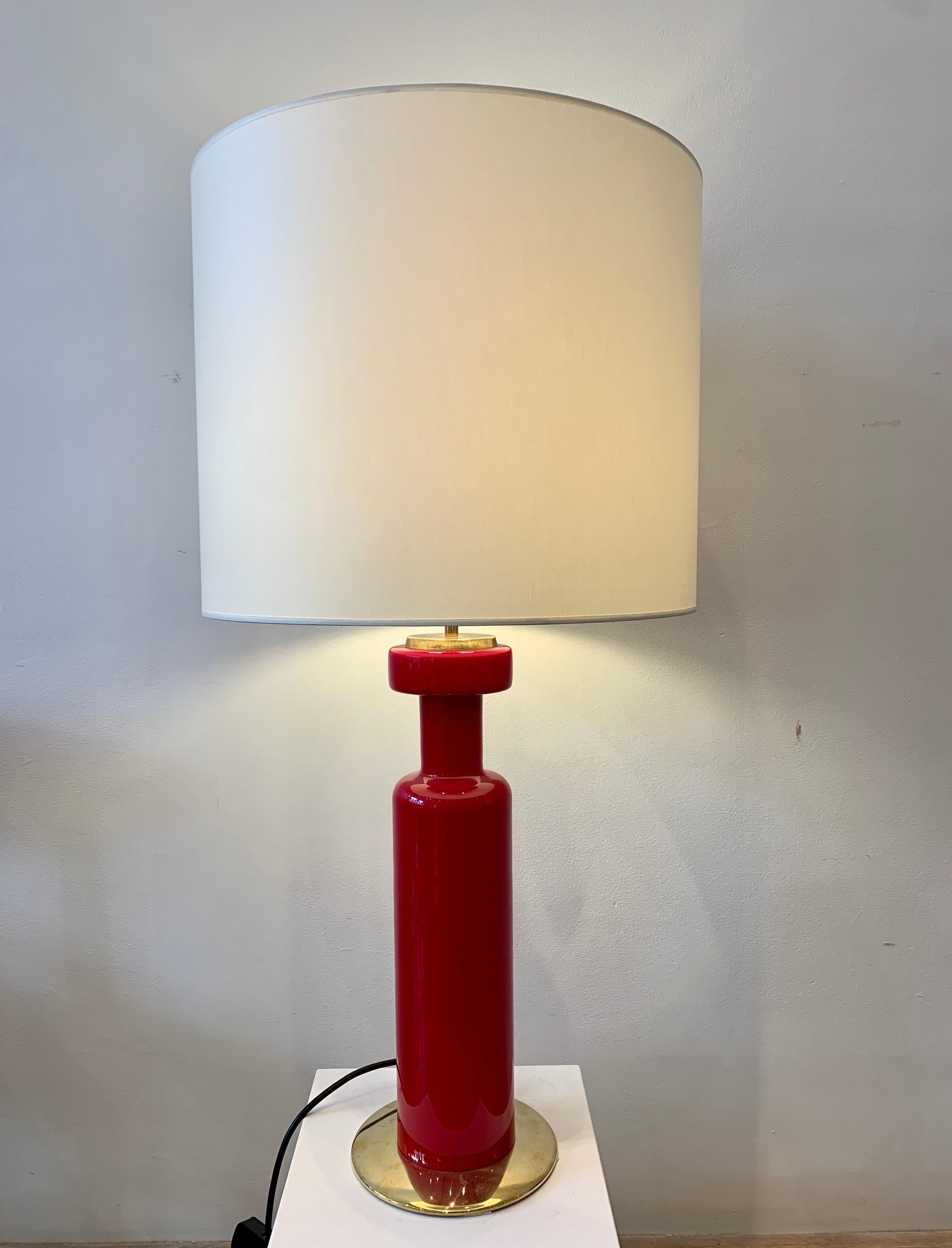 Stilnovo is major Italian lighting company. Well active in the 1950s, it created among the most beautiful design in lighting that represents the fifties style. The present Table lamp dates from the 1950s. The red color is quite rare. There are three