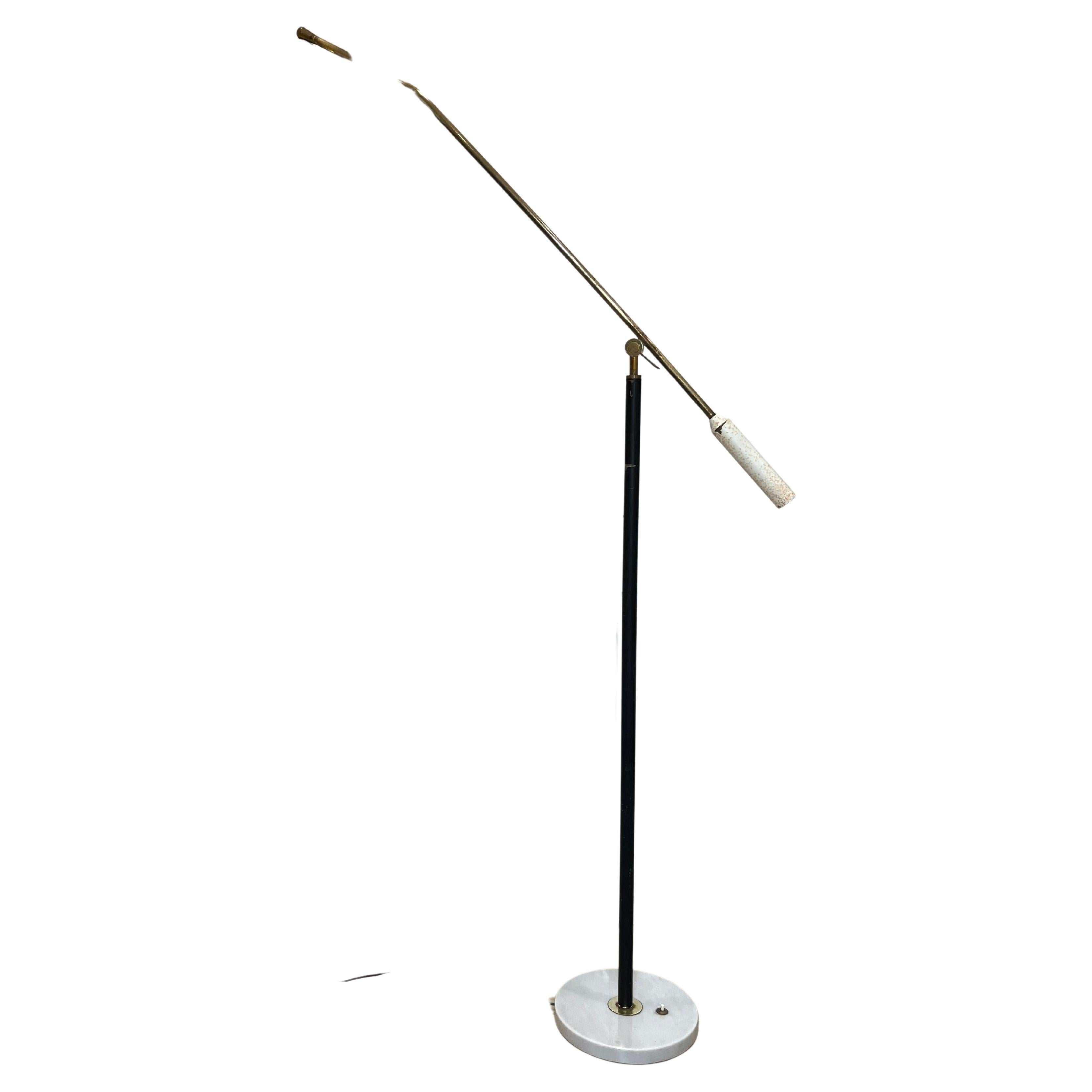 Mid-Century Stilux Stehleuchte mit Messingarm und Mechanik, lackiertes Metall, Plexiglasdiffusor Durchmesser 48 cm. Durchmesser des Marmorsockels 25 cm. Maximal verstellbare Höhe 200 cm. Intakt und funktionsfähig. Gute Bedingungen. Kleine Anzeichen