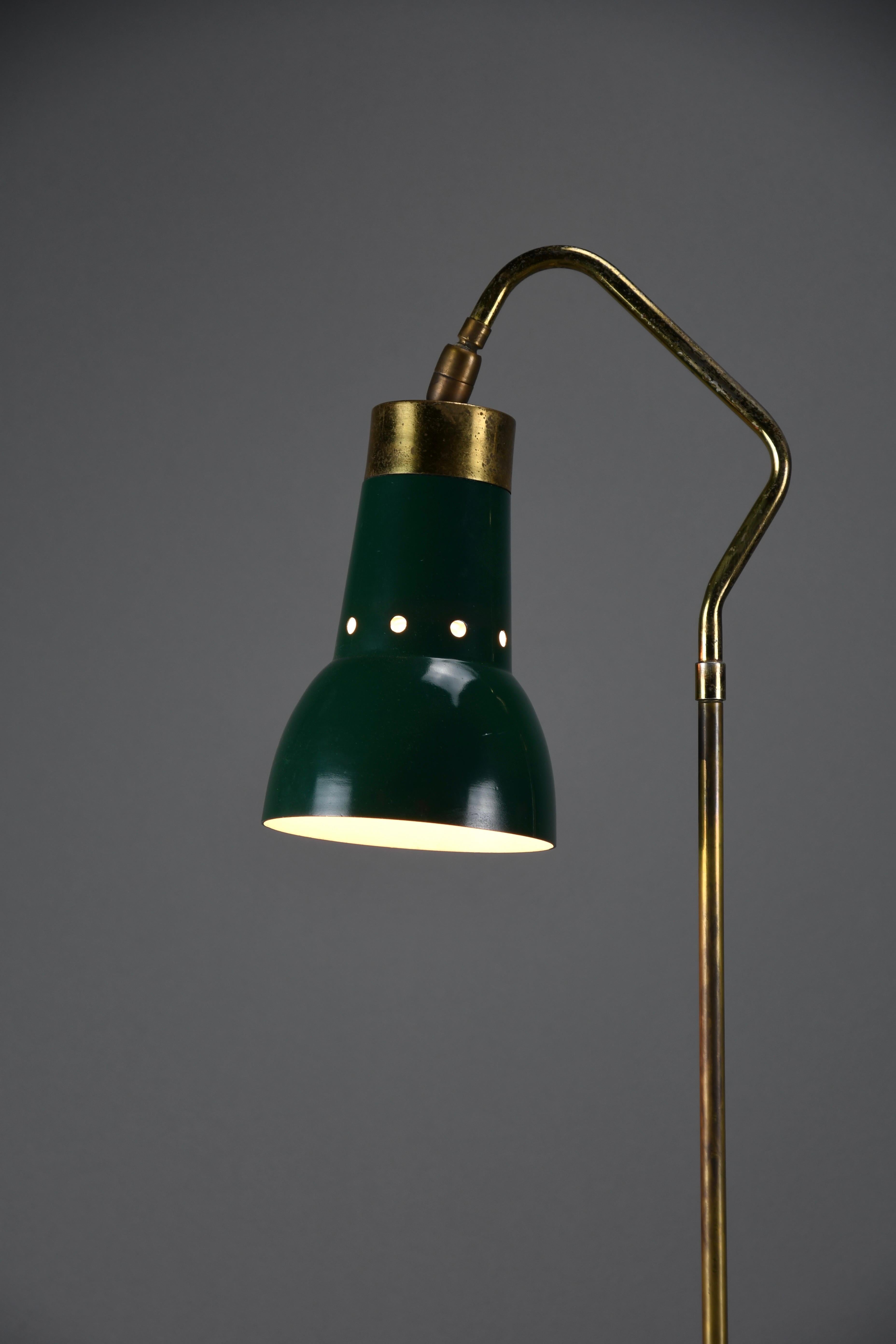 Lampada da terra Stilux Milano di metà secolo in ottone, metallo e marmo con paralume verde bottiglia regolabile

Italia, circa anni '50

Questa raffinata lampada da terra di metà secolo di Stilux Milano incarna l'eleganza e l'innovazione che hanno