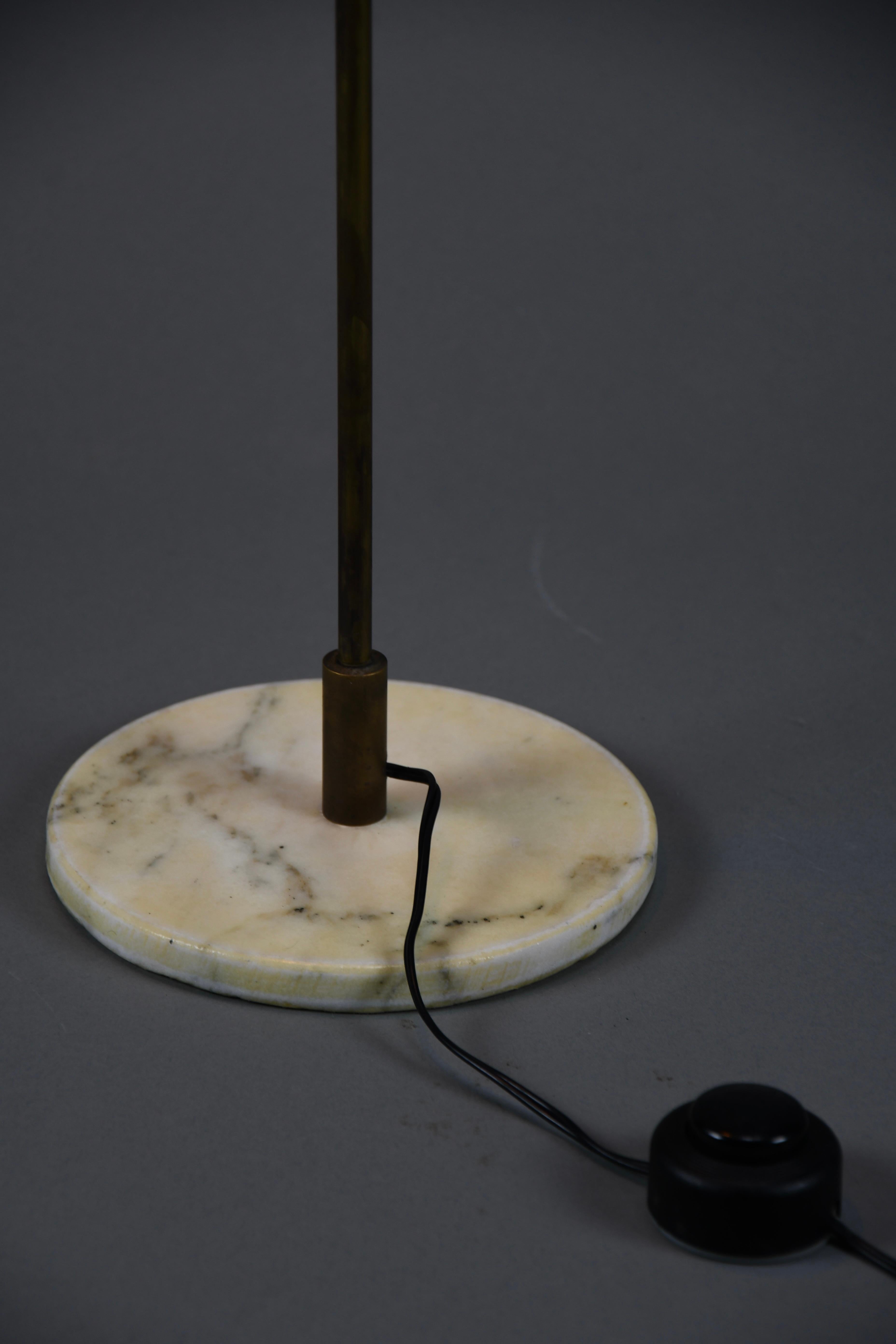 Italiano Lampada da terra Stilux Milano di metà secolo in ottone, metallo e marmo in vendita