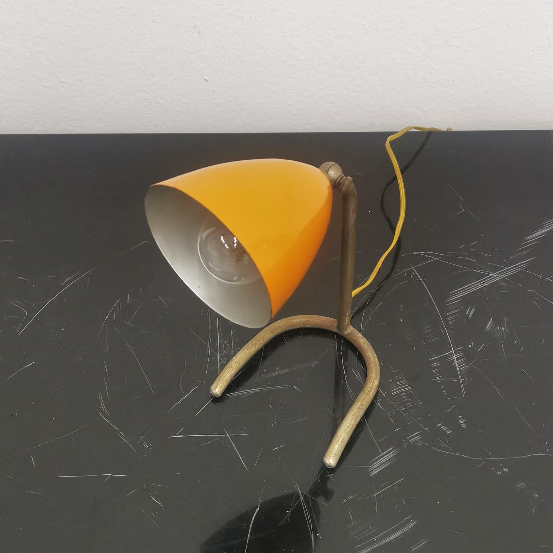 Beautiful table lamp with structure in brass rod with orange enamelled metal lampshade. Attributed to Stilux Milano in the 1950s.
Wear consistent with age and use.