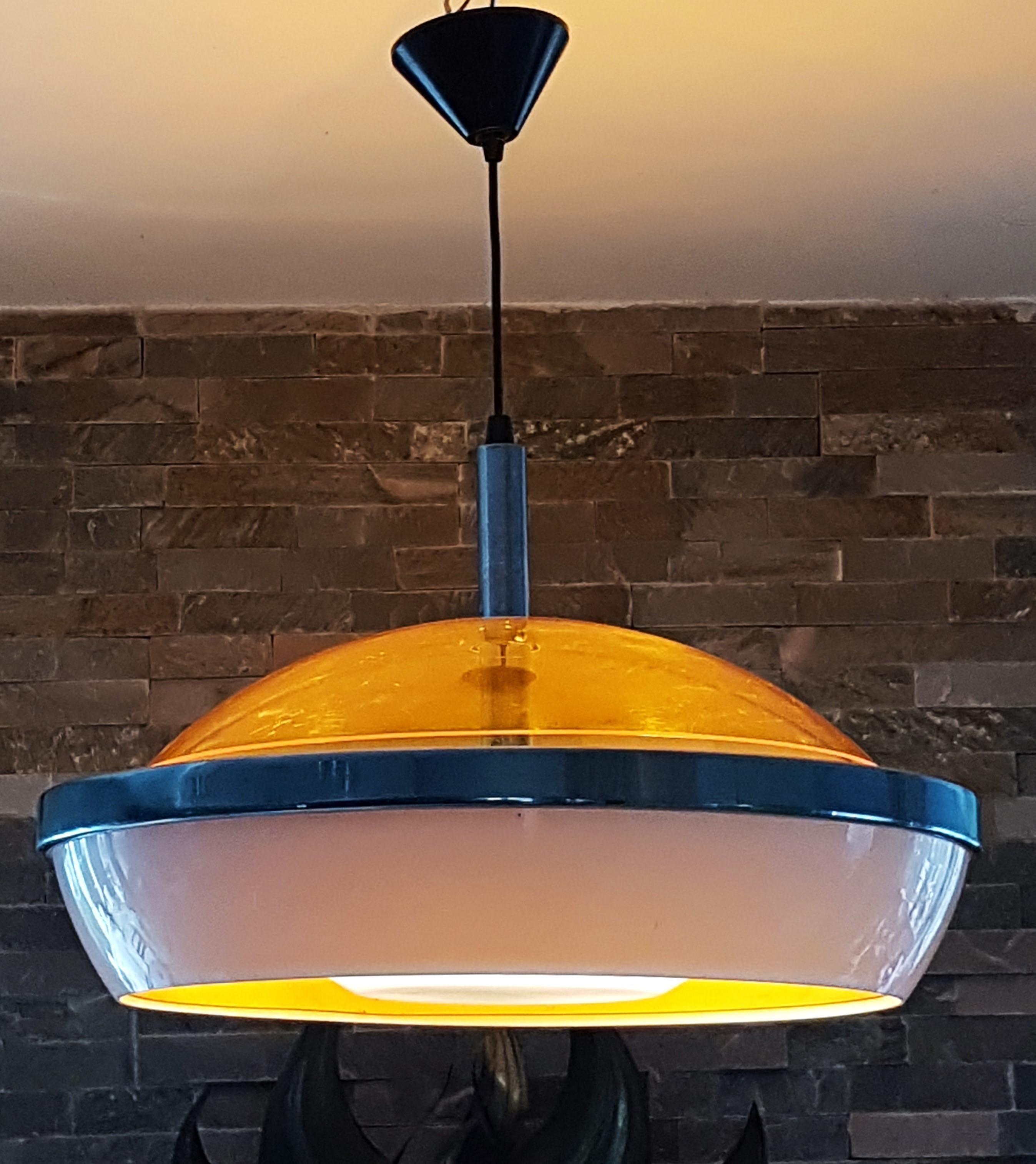 Plafoniera a sospensione moderna a forma di piatto Stilux realizzata a Milano, Italia, circa anni '60.
Plexiglass stampato bicolore bianco e arancione traslucido con minuteria cromata.
3 lampadine.
ricablato.