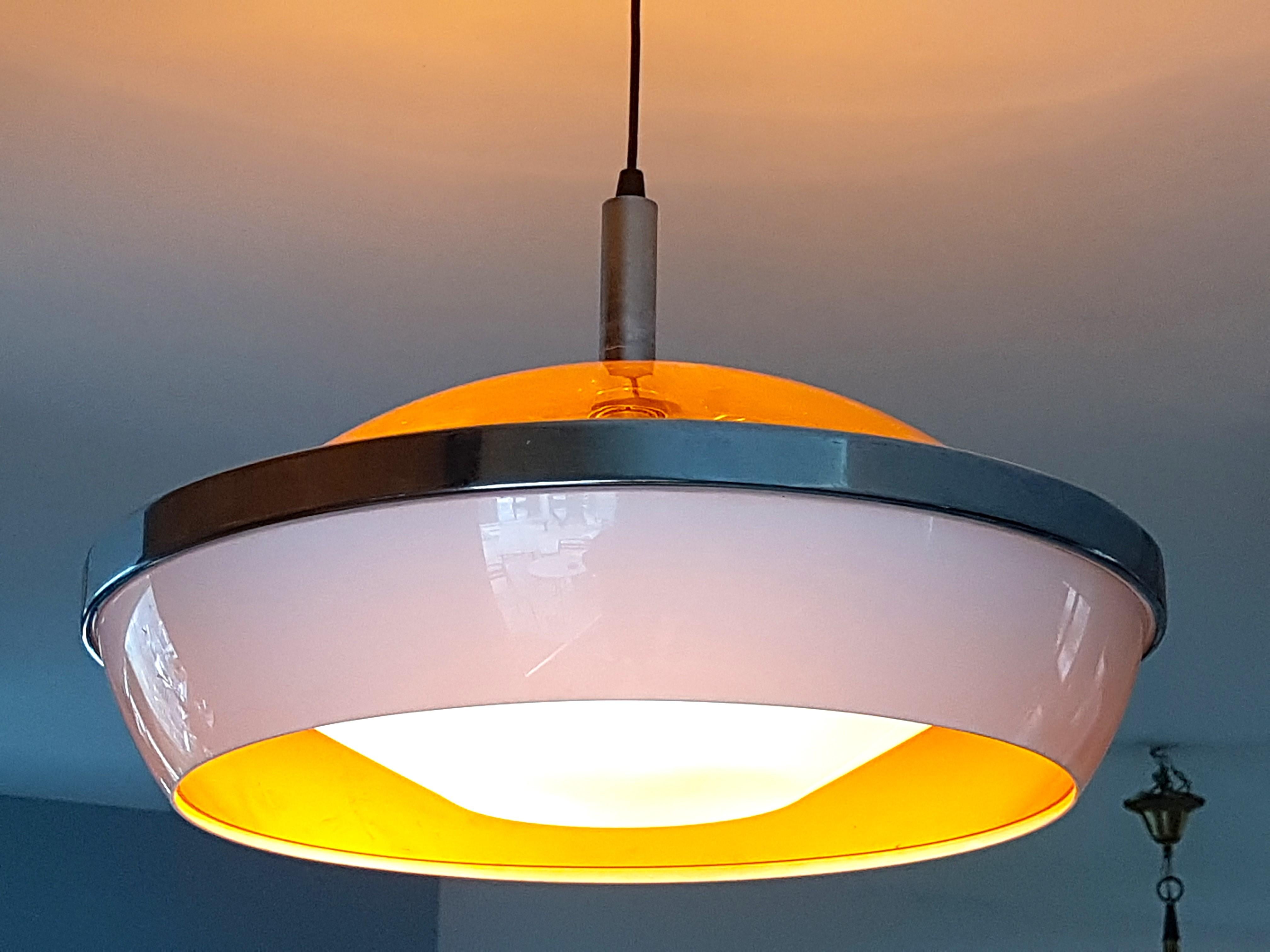 Mid-Century moderno Lampada a soffitto a sospensione in plexiglass Stilux, 1960, Milano, Italia in vendita
