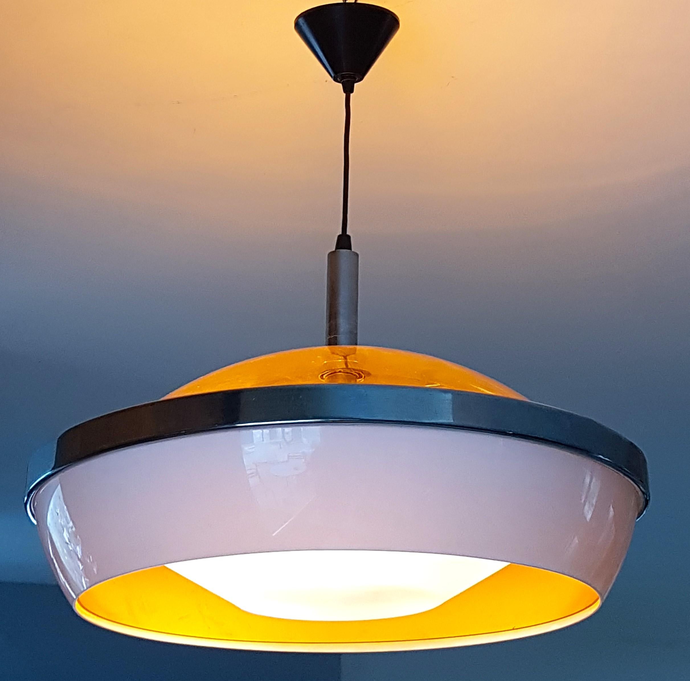 Italiano Lampada a soffitto a sospensione in plexiglass Stilux, 1960, Milano, Italia in vendita