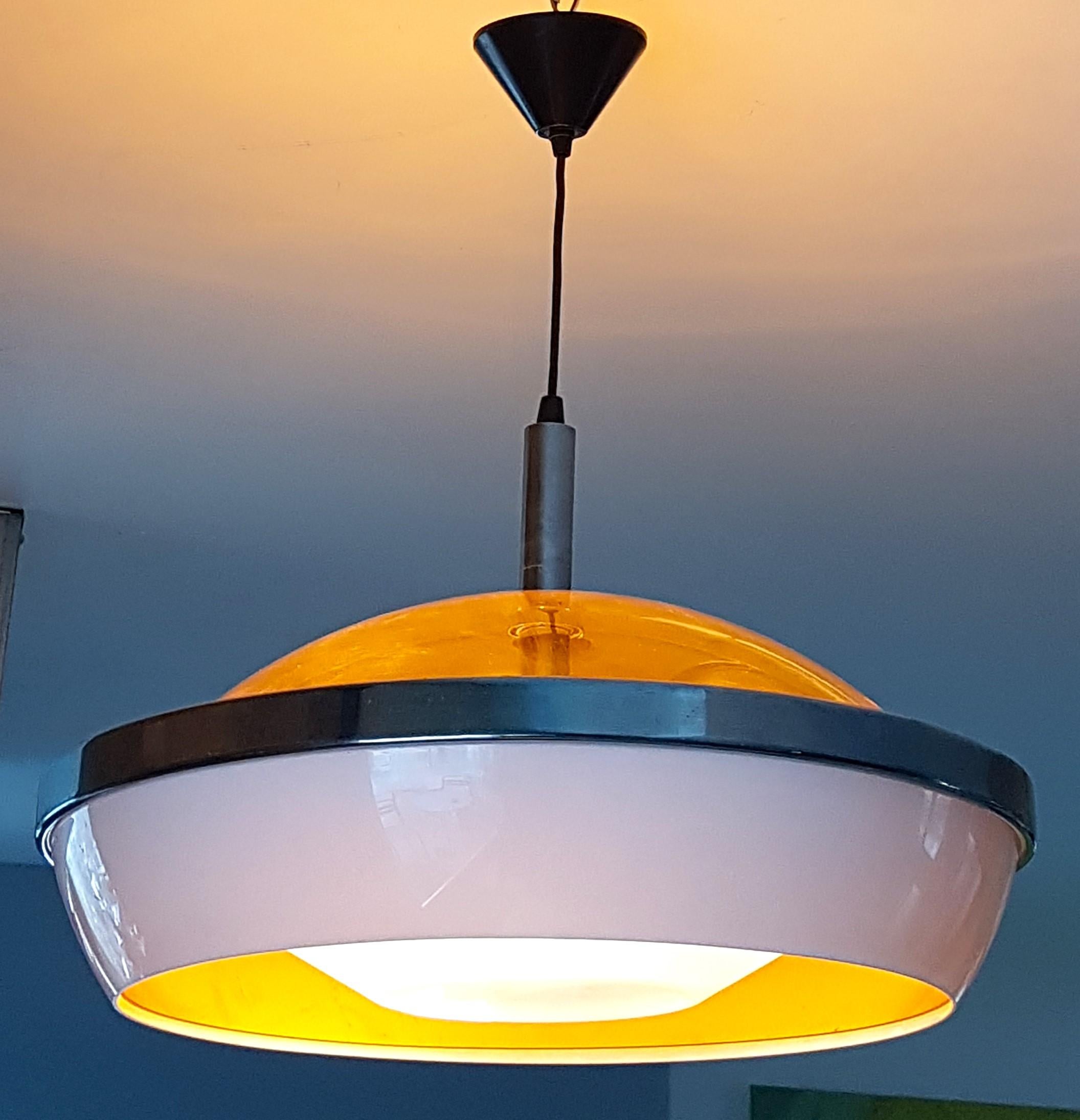 Lampada a soffitto a sospensione in plexiglass Stilux, 1960, Milano, Italia In condizioni buone in vendita a Saarbruecken, DE