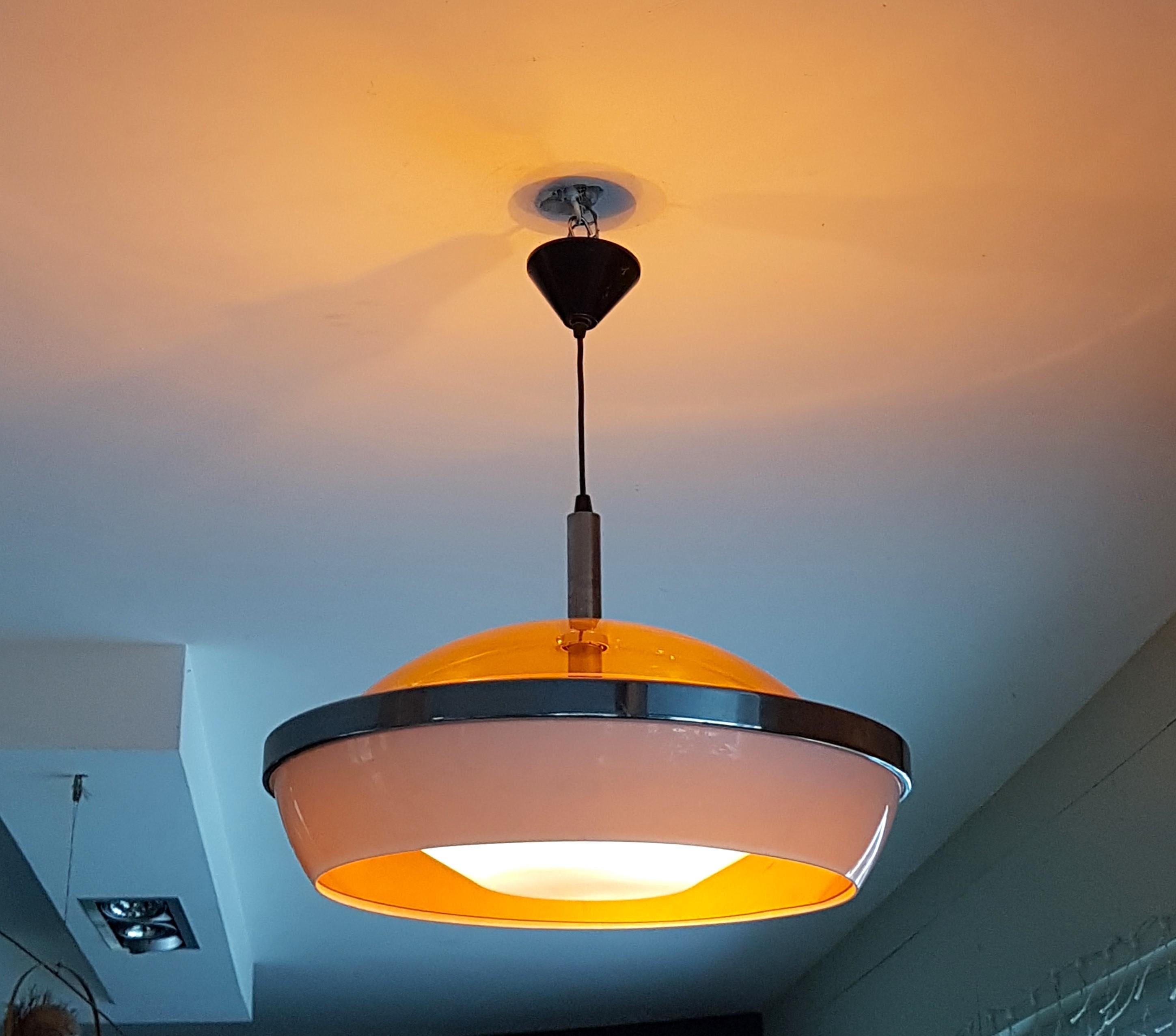 Metà XX secolo Lampada a soffitto a sospensione in plexiglass Stilux, 1960, Milano, Italia in vendita