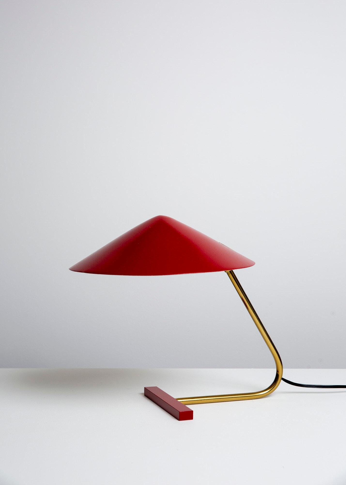  Lampada da tavolo Stilux di metà secolo, realizzata in Italia.

Lampada da tavolo a sbalzo prodotta da Stilux. Paralume a fungo smaltato rosso brillante su stelo in ottone e piede in acciaio smaltato. Lampadine G-16,5, a incandescenza da 40 watt