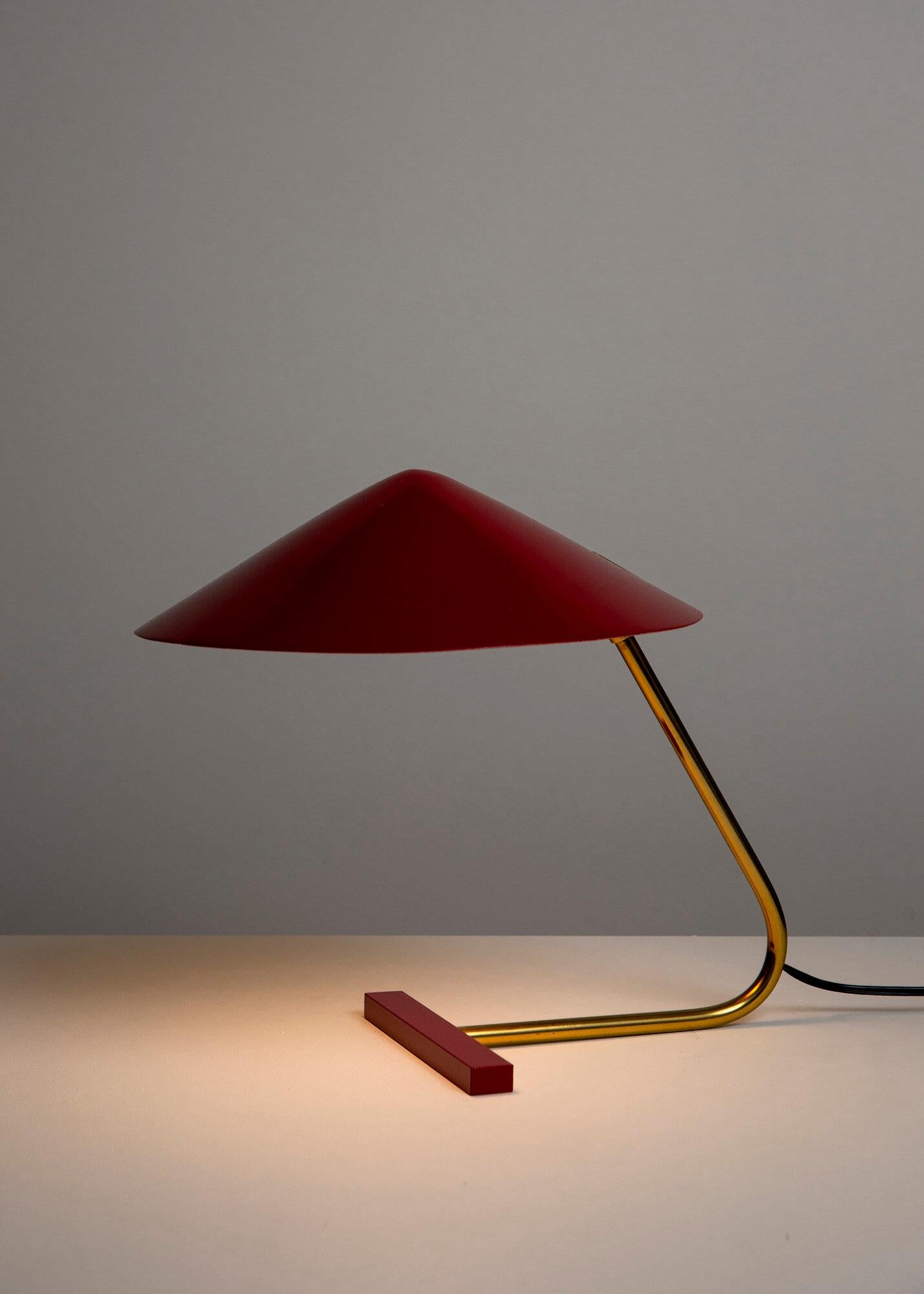 Mid-Century moderno Lampada da tavolo Stilux del Medioevo in vendita