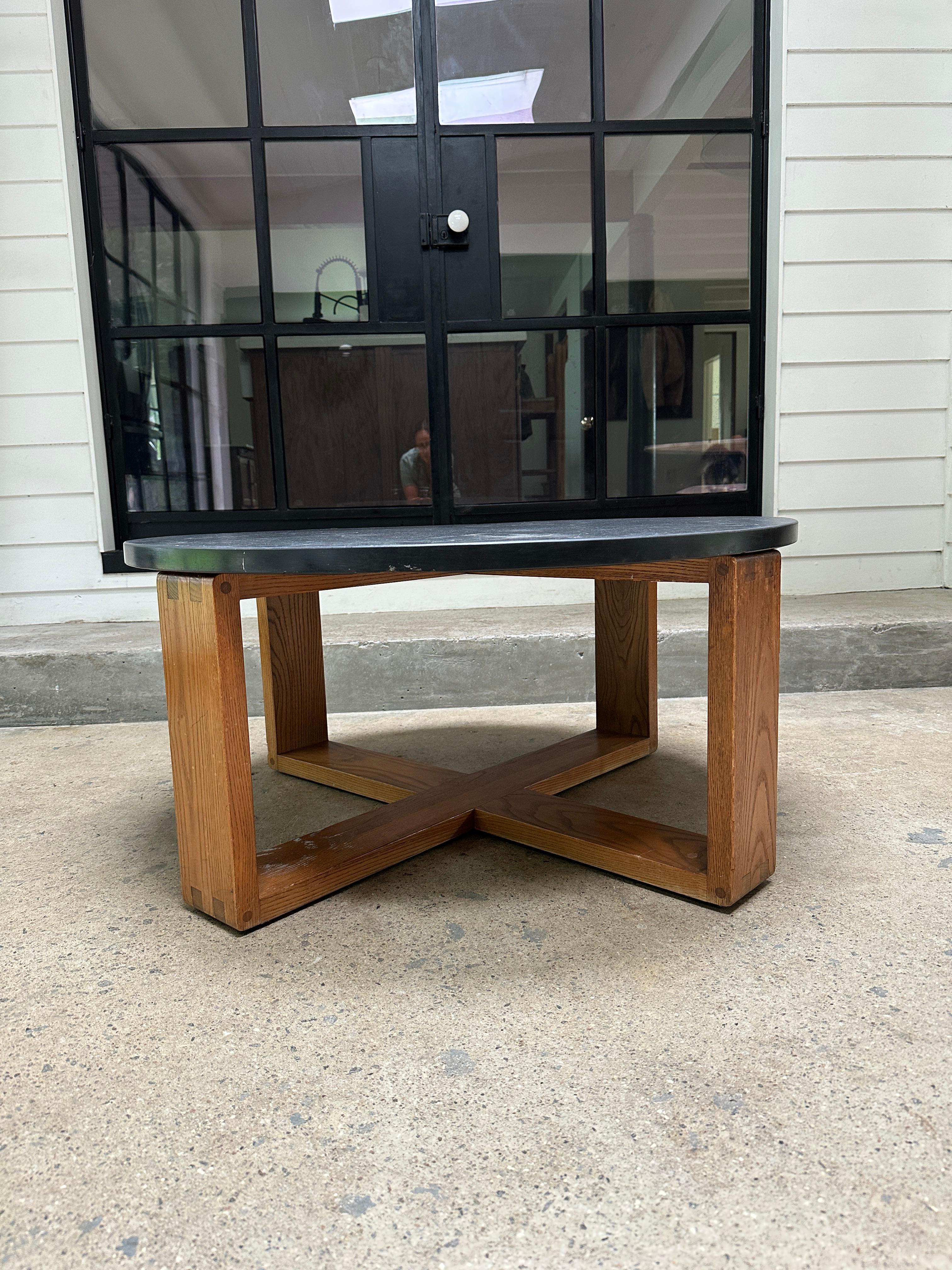 Tavolino vintage con piano in ardesia e base in Oak del designer Hans Krieks. Circa anni '70.

La pietra presenta una piccola scheggiatura sul bordo, come mostrato nel video e nelle foto.

38 