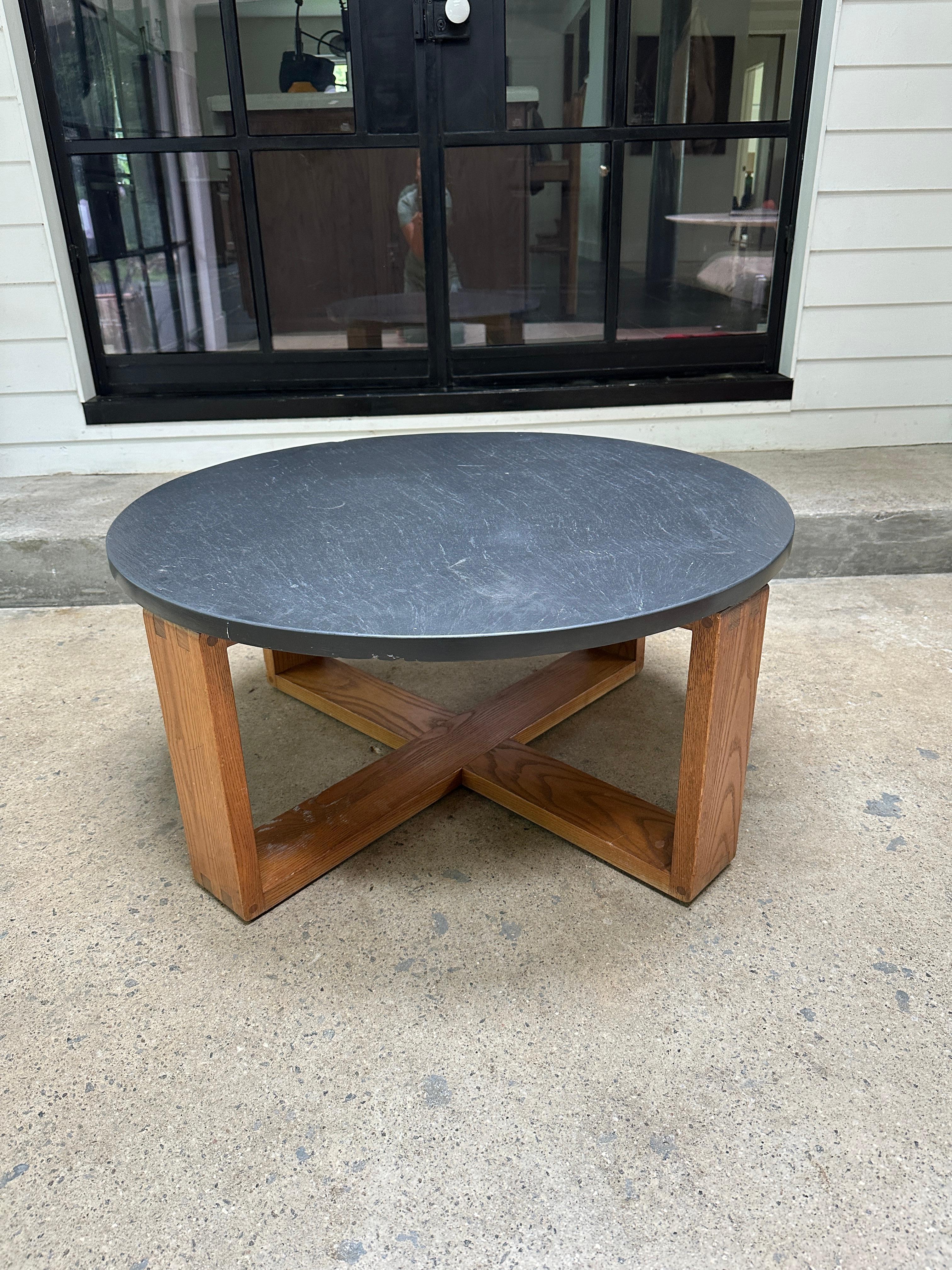 Mid-Century moderno Tavolino rotondo in pietra e legno del Mid Century di Hans Krieks in vendita
