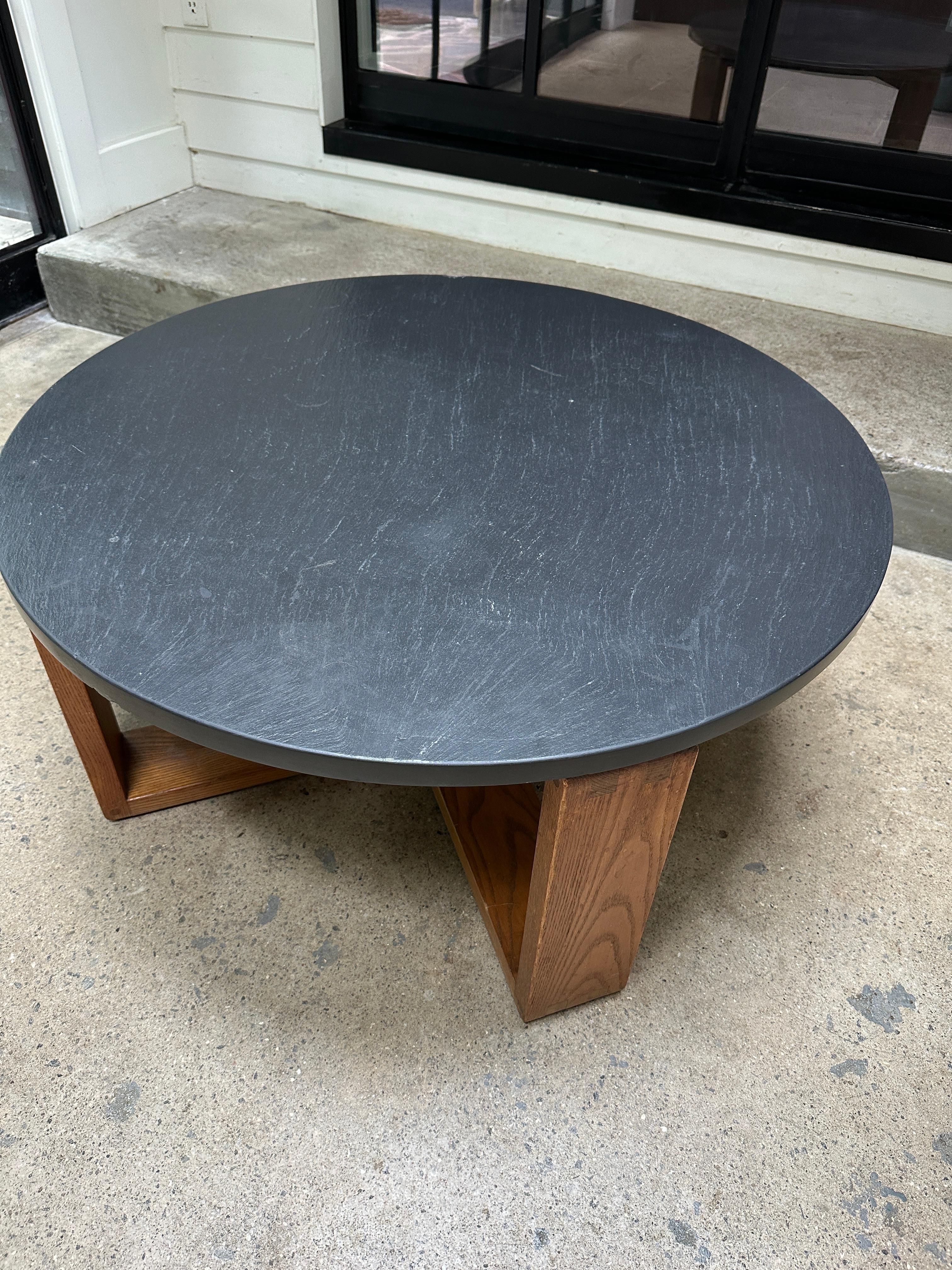 Americano Tavolino rotondo in pietra e legno del Mid Century di Hans Krieks in vendita