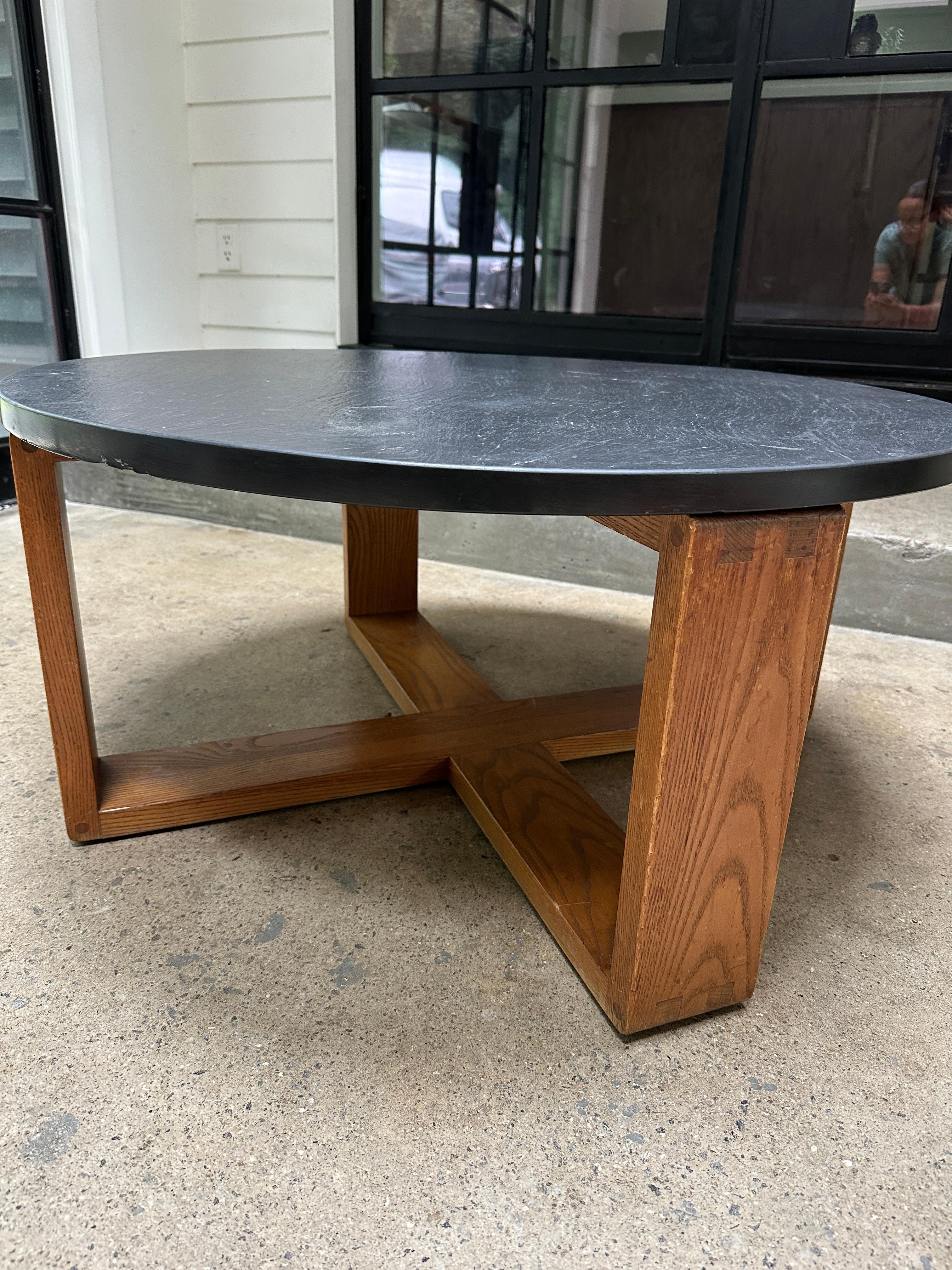 Tavolino rotondo in pietra e legno del Mid Century di Hans Krieks In condizioni buone in vendita a Asheville, NC