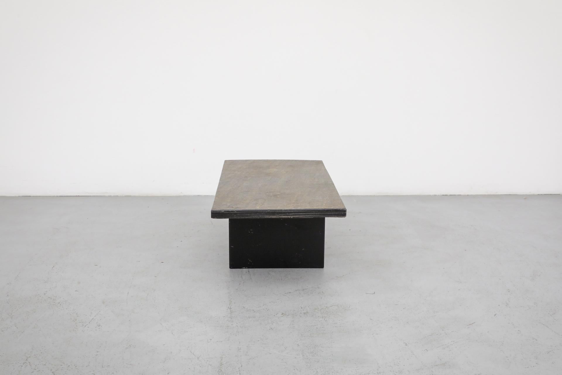 Mesa baja de piedra de mediados de siglo con gran base cuadrada de acero by Metaform en venta 2