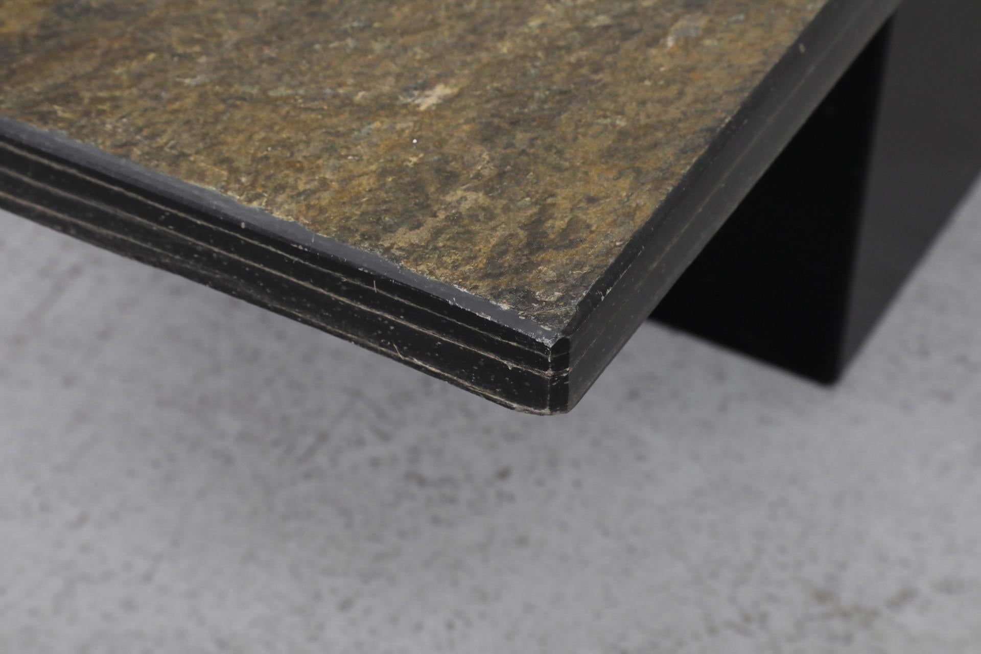 Mesa baja de piedra de mediados de siglo con gran base cuadrada de acero by Metaform en venta 5