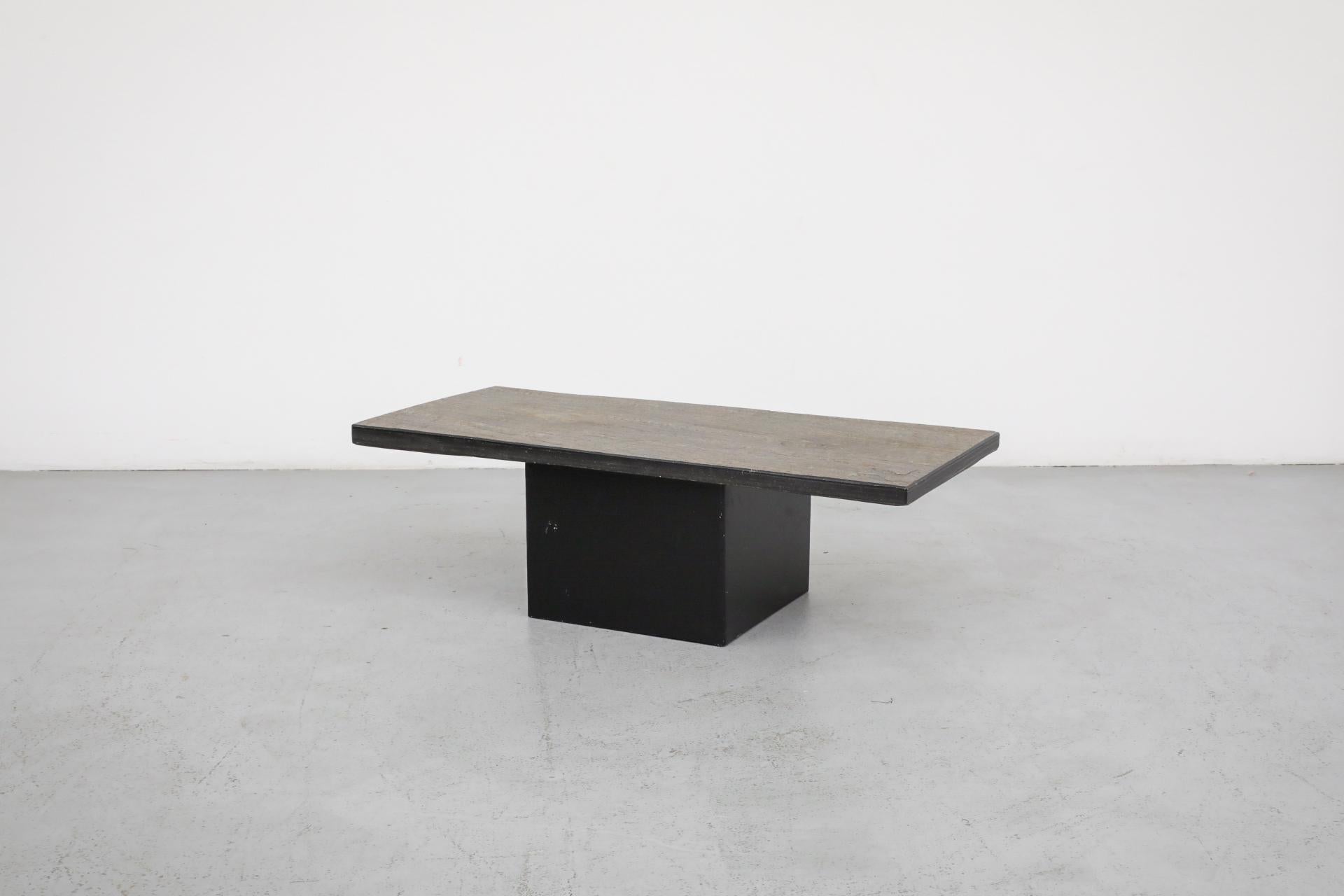 Mesa baja de piedra de mediados de siglo con gran base cuadrada de acero by Metaform Moderno de mediados de siglo en venta