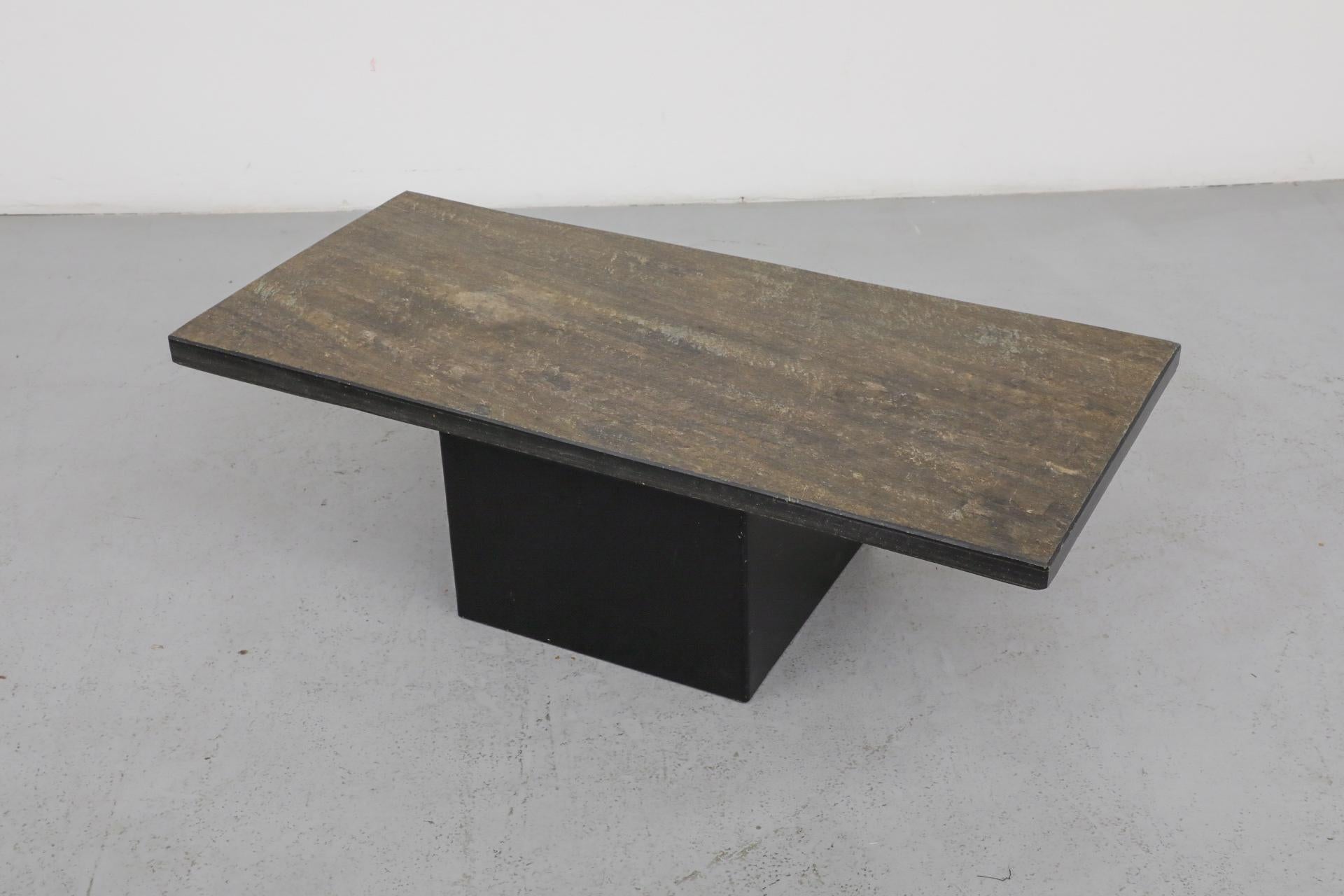 Mesa baja de piedra de mediados de siglo con gran base cuadrada de acero by Metaform Esmaltado en venta