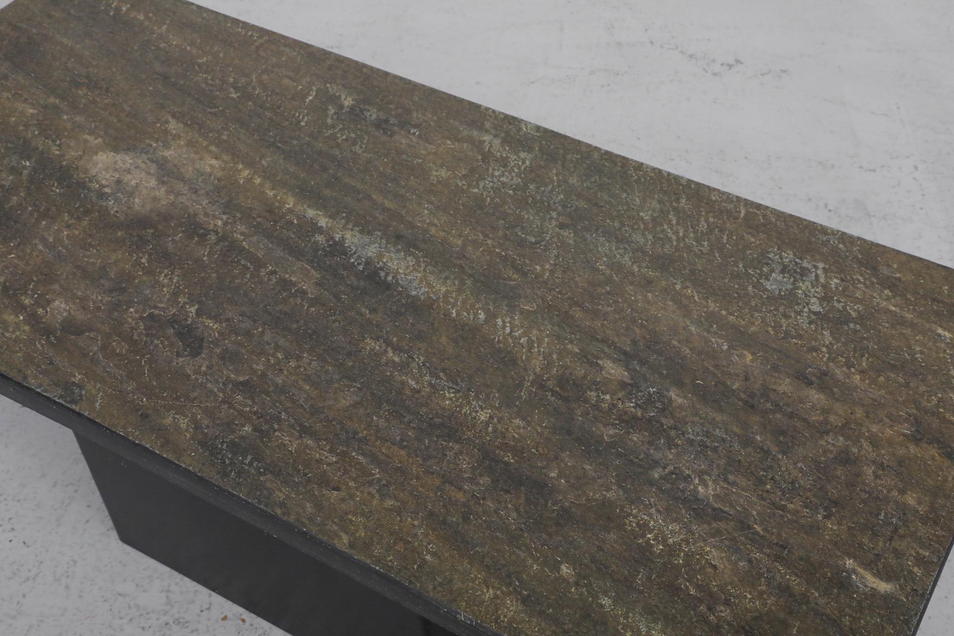Mesa baja de piedra de mediados de siglo con gran base cuadrada de acero by Metaform siglo XX en venta
