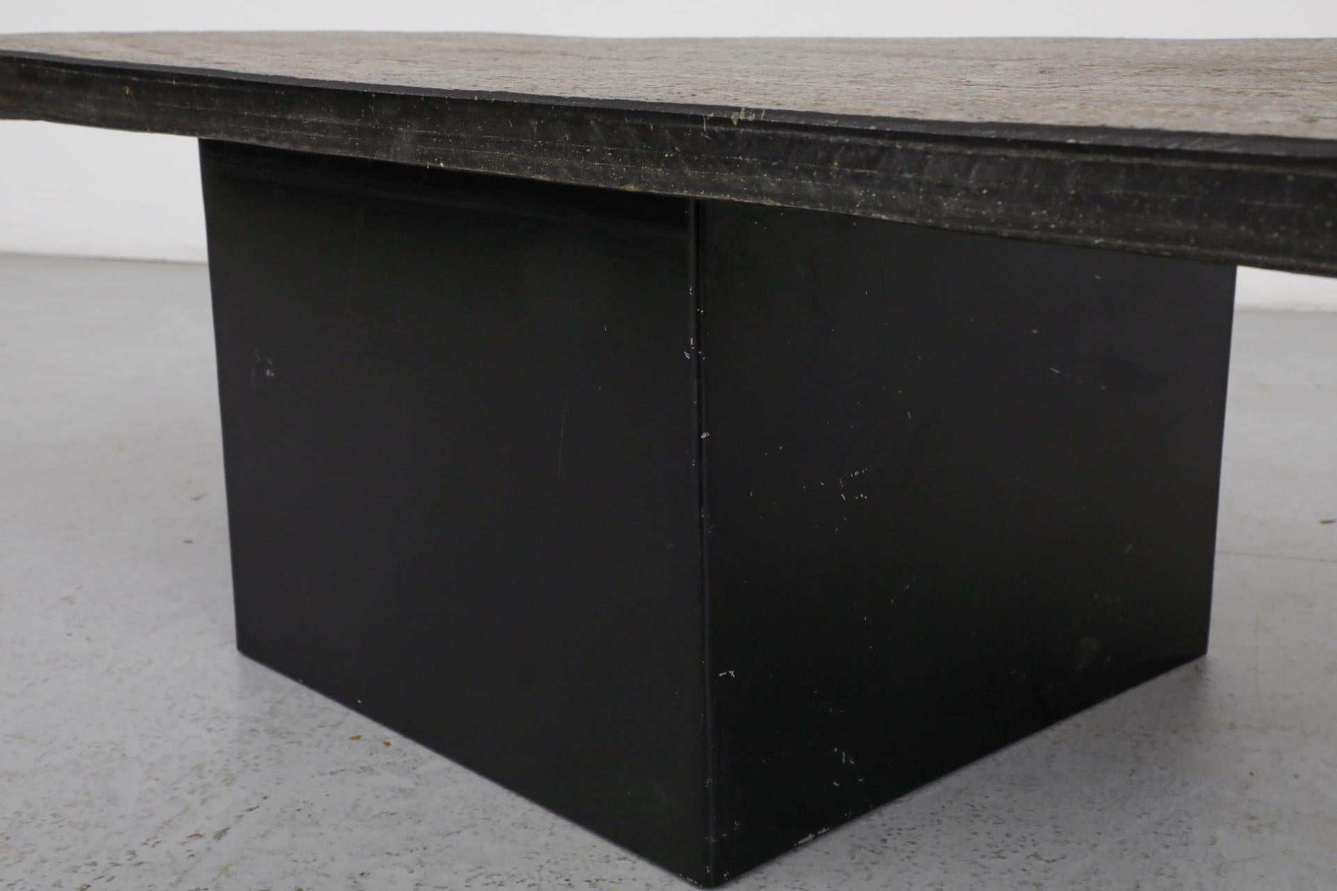 Mesa baja de piedra de mediados de siglo con gran base cuadrada de acero by Metaform en venta 1