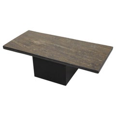 Mesa baja de piedra de mediados de siglo con gran base cuadrada de acero by Metaform