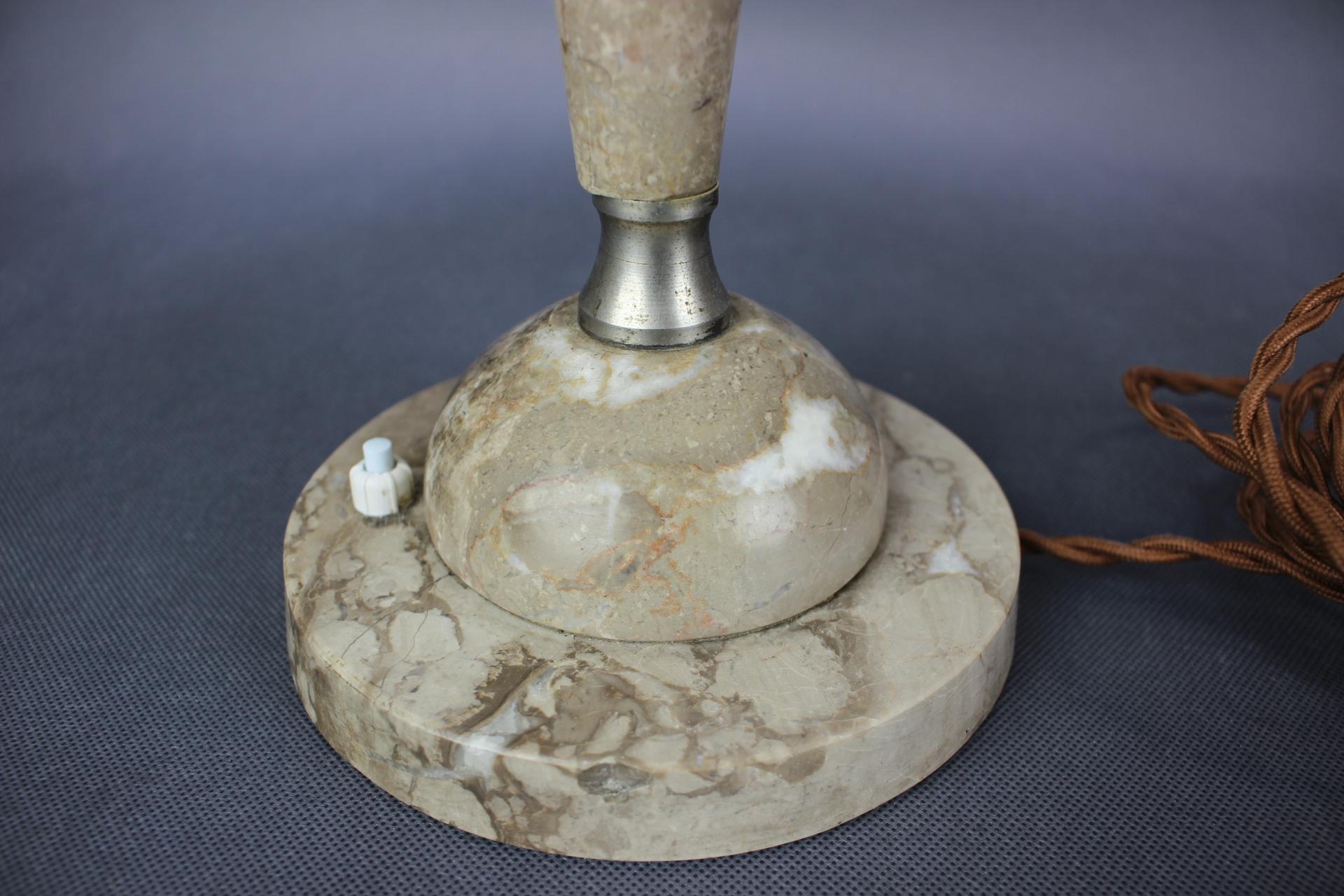 - Lampada da tavolo in pietra di metà secolo, Cecoslovacchia, anni '50,
- in metallo
- presenta segni di usura e di età (graffi, etc.),
- in buone condizioni originali,