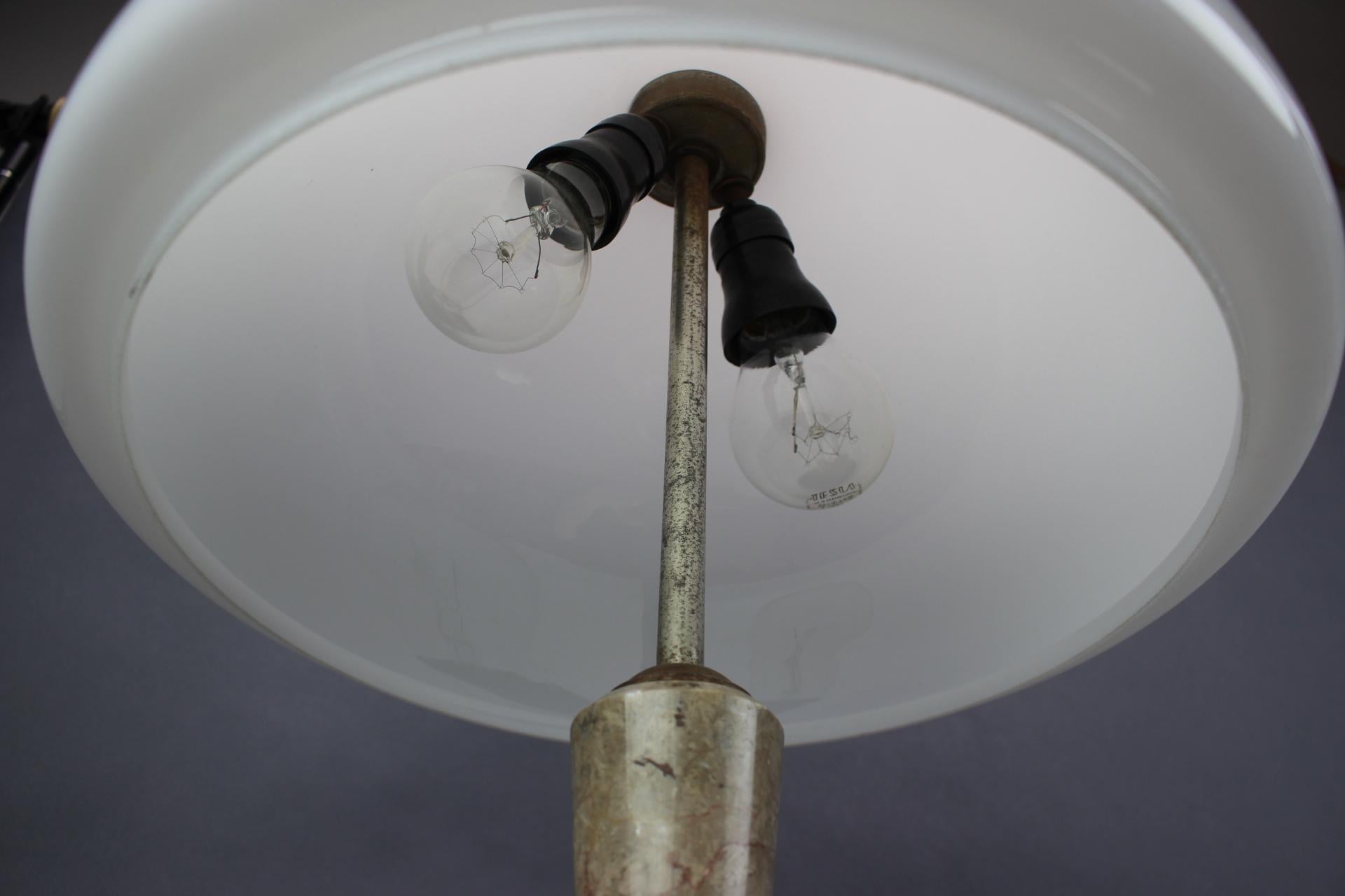 Mid-Century moderno Lampada da tavolo in pietra di metà secolo, Cecoslovacchia, anni '50 in vendita