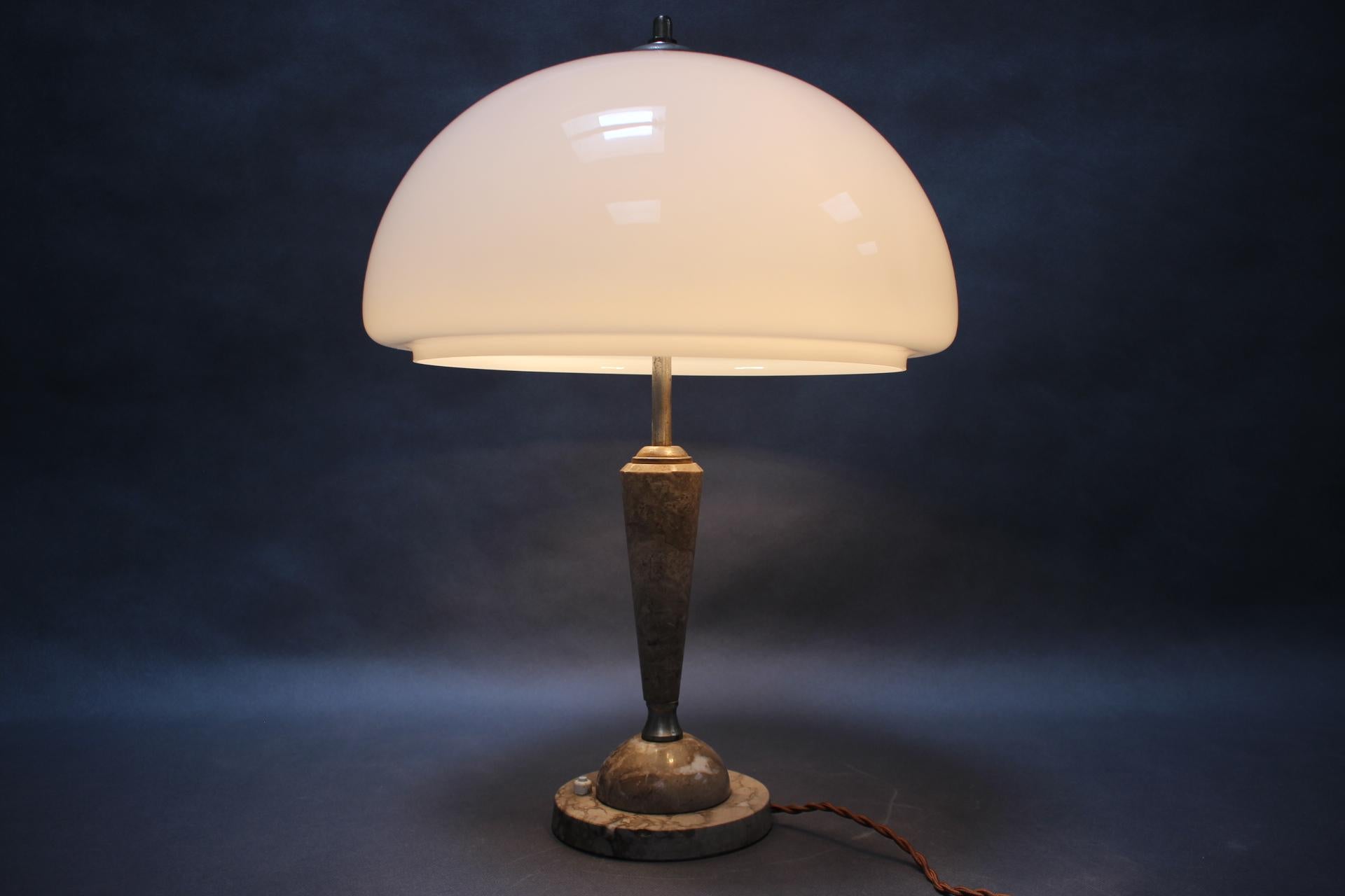 Metà XX secolo Lampada da tavolo in pietra di metà secolo, Cecoslovacchia, anni '50 in vendita