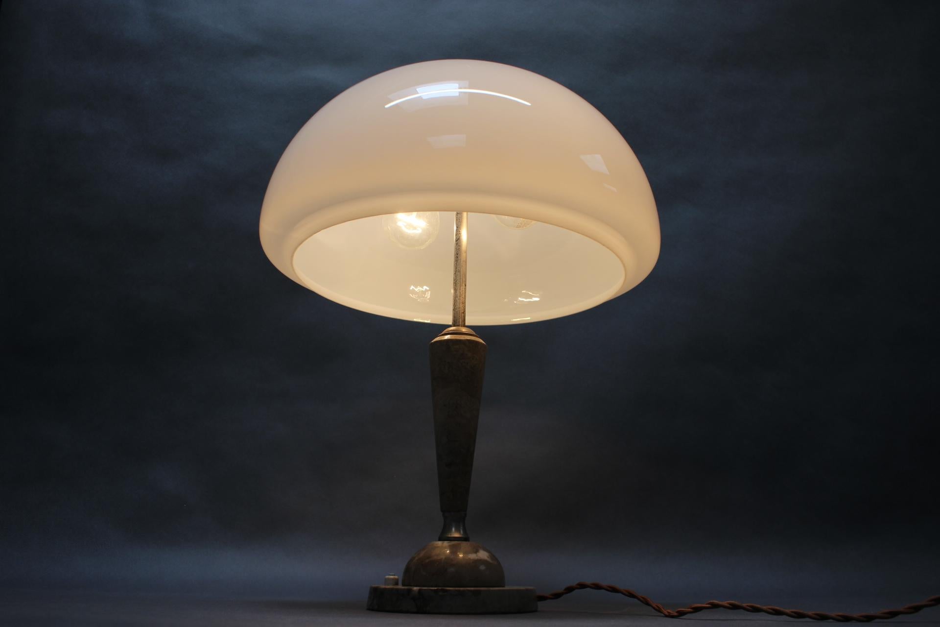 Metallo Lampada da tavolo in pietra di metà secolo, Cecoslovacchia, anni '50 in vendita